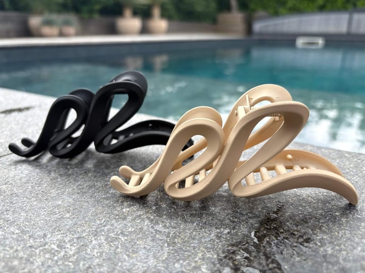 2 Hairlust Large Claw Hair Clips Wave liggende på poolkant