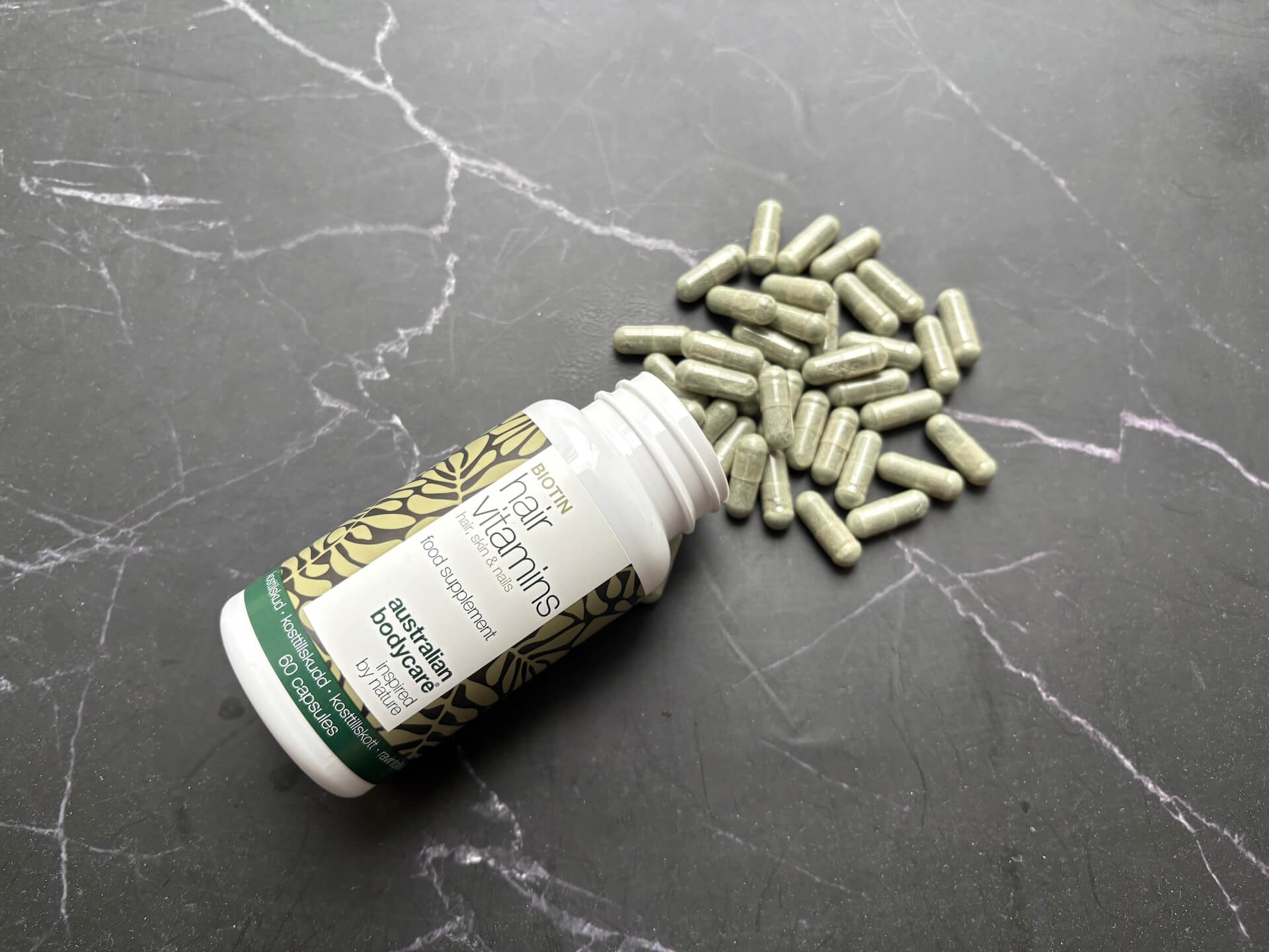 Åben Australian Bodycare Hair Vitamins på bord