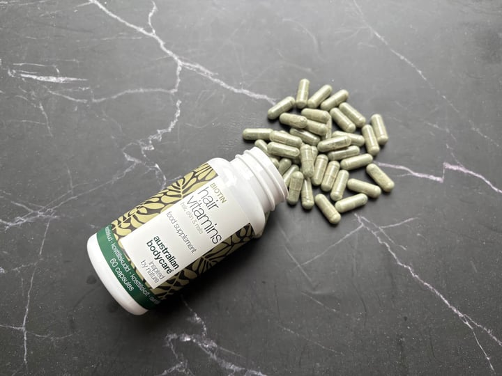Åben Australian Bodycare Hair Vitamins på bord