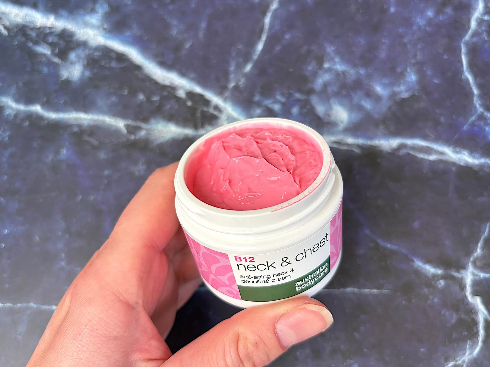 Åben bøtte med Australian Bodycare B12 Neck & Chest