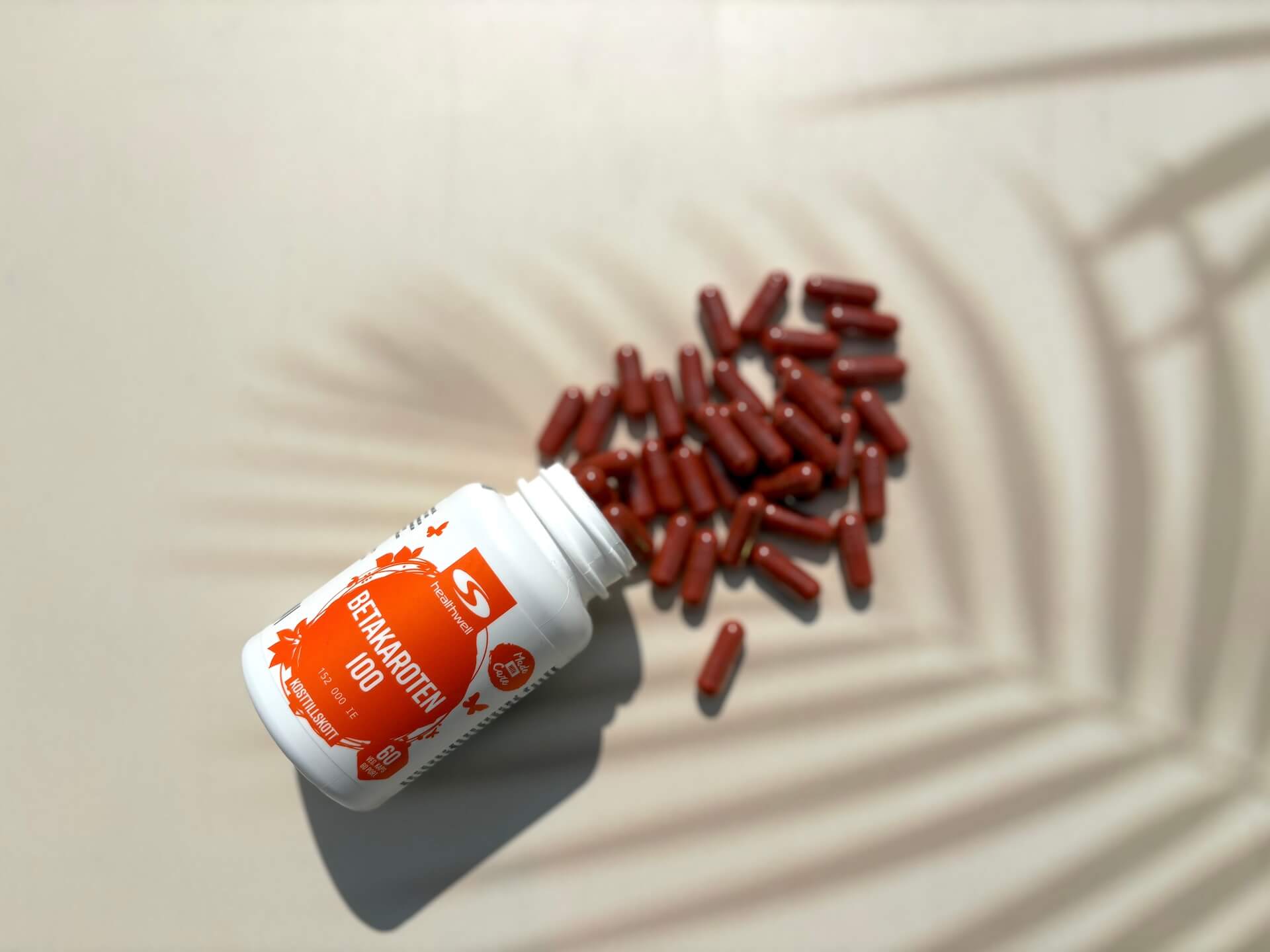 Åben Healthwell Betacaroten 100 med kapsler på bord