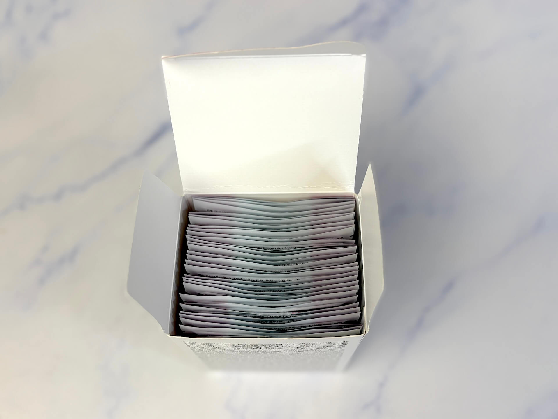 Åben kasse med 30 Australian Bodycare B12 Lip Mask