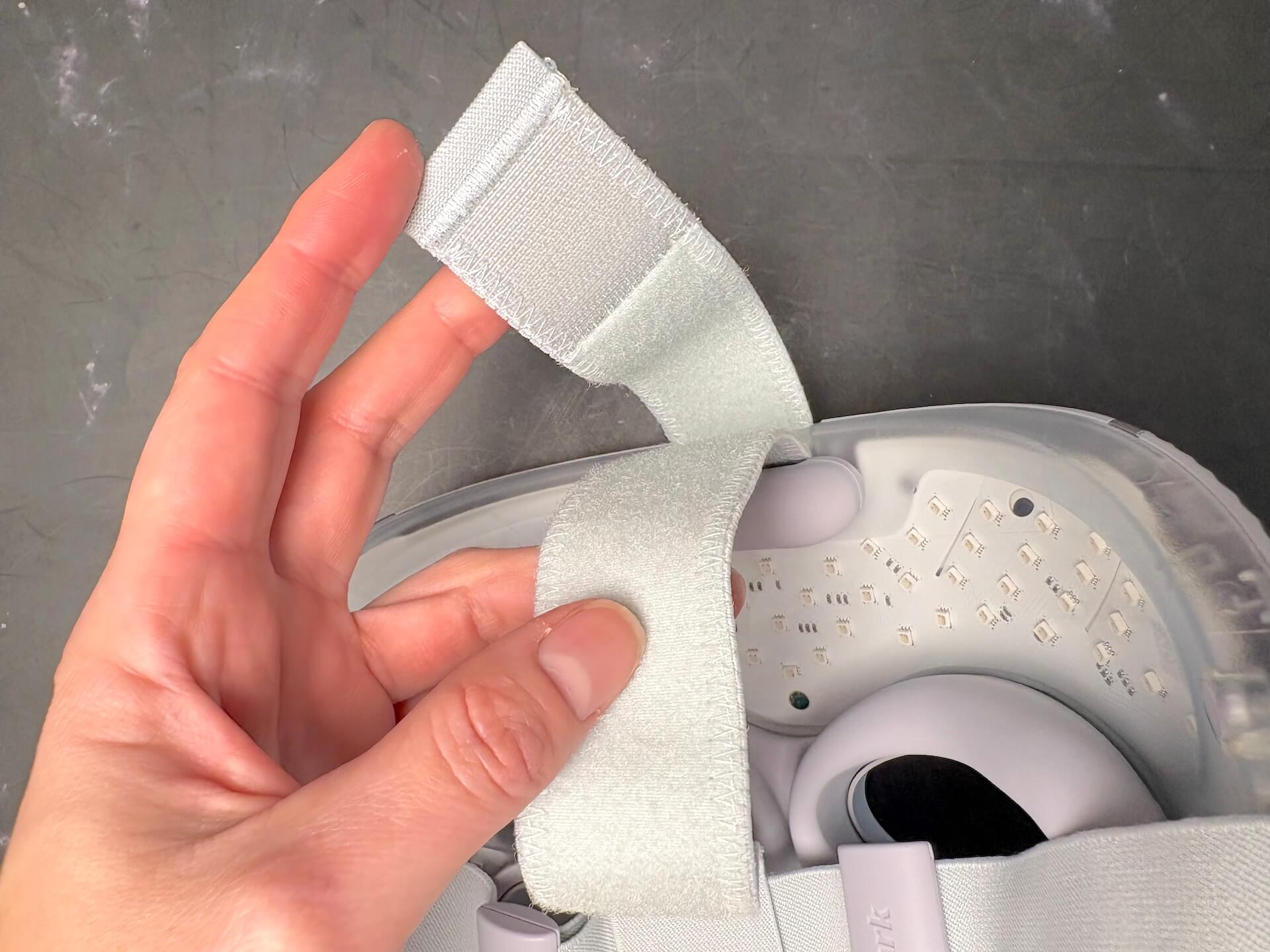 Åben velcrostrop til justering af Shark CryoGlow LED Face Mask