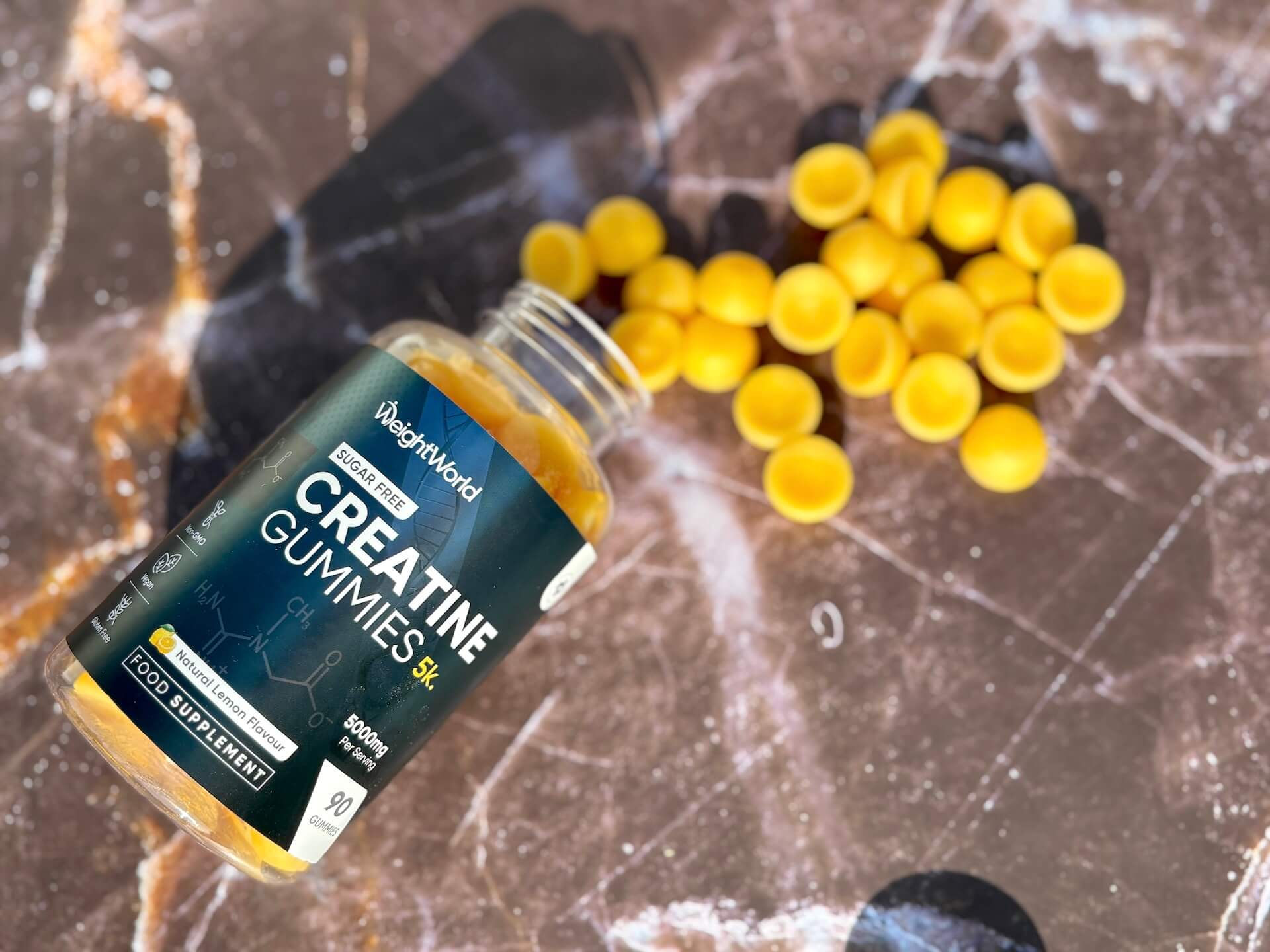 Åben Weightworld Creatine Gummies på bord