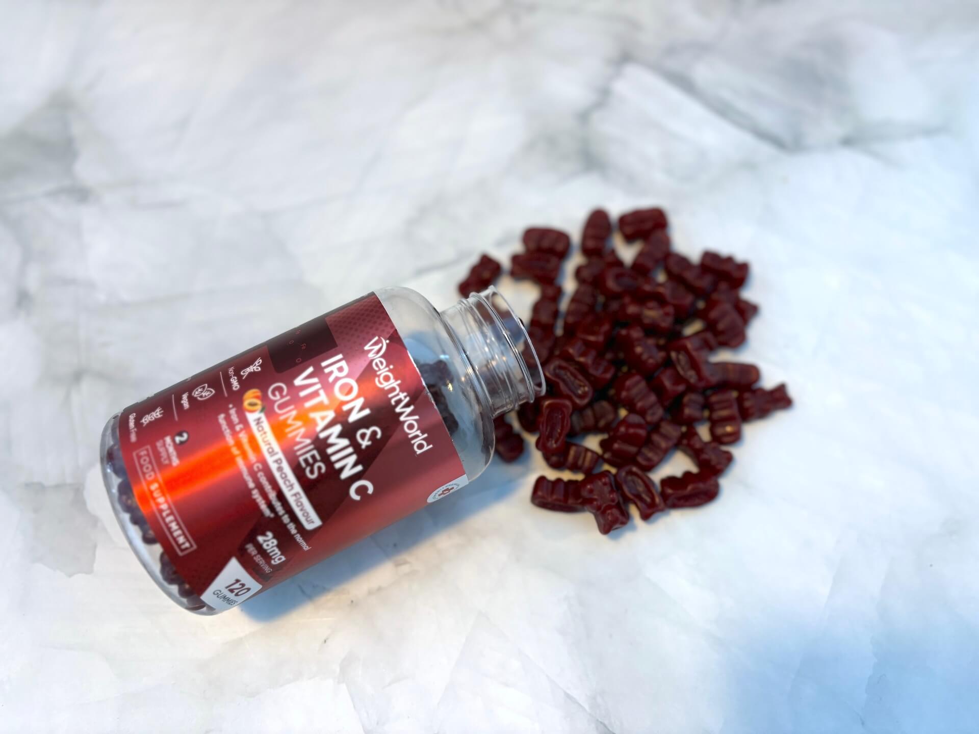 Åben WeightWorld Iron & Vitamin C Gummies på bord