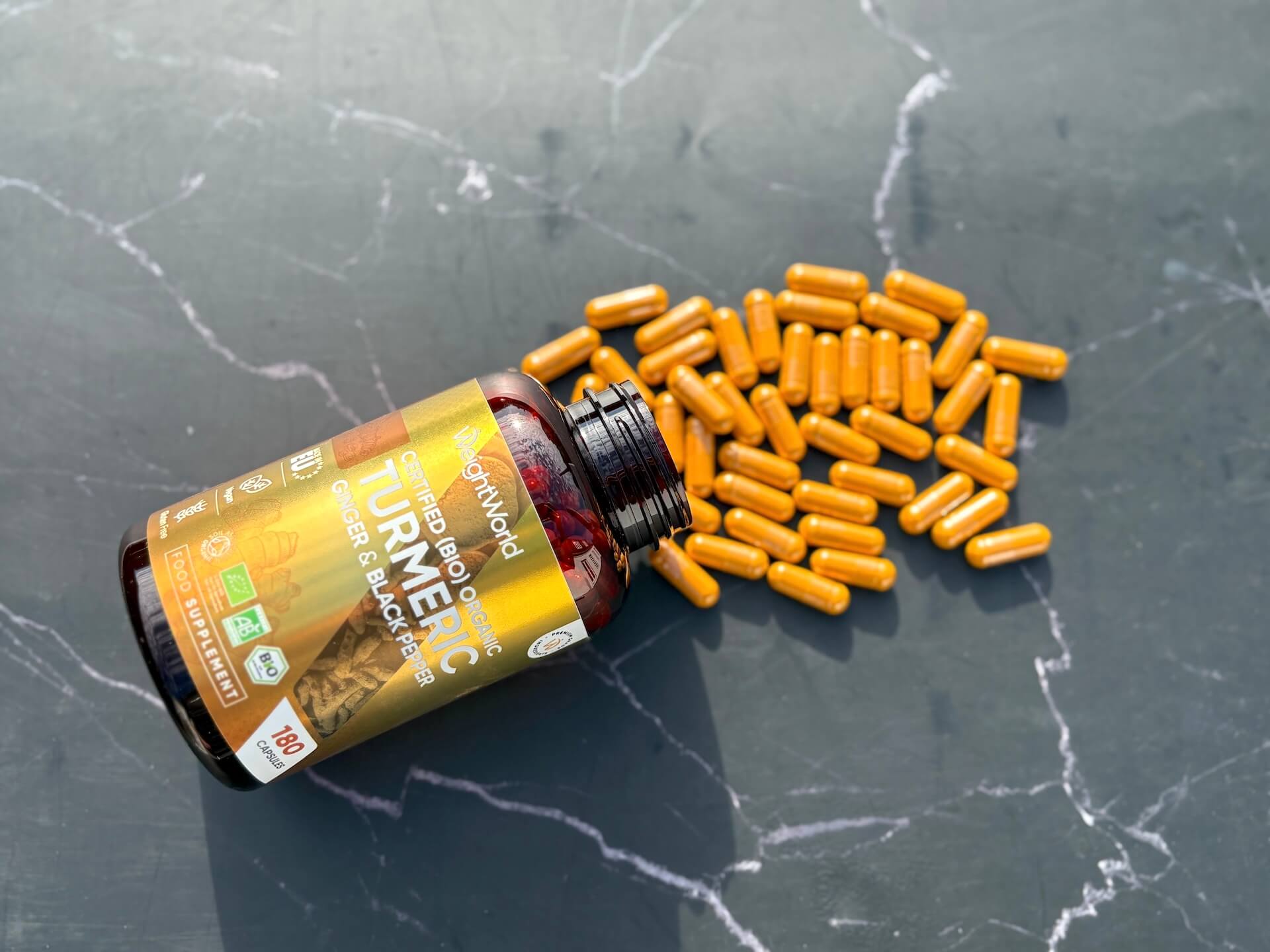Åben WeightWorld Turmeric gurkemejekapsler på bord