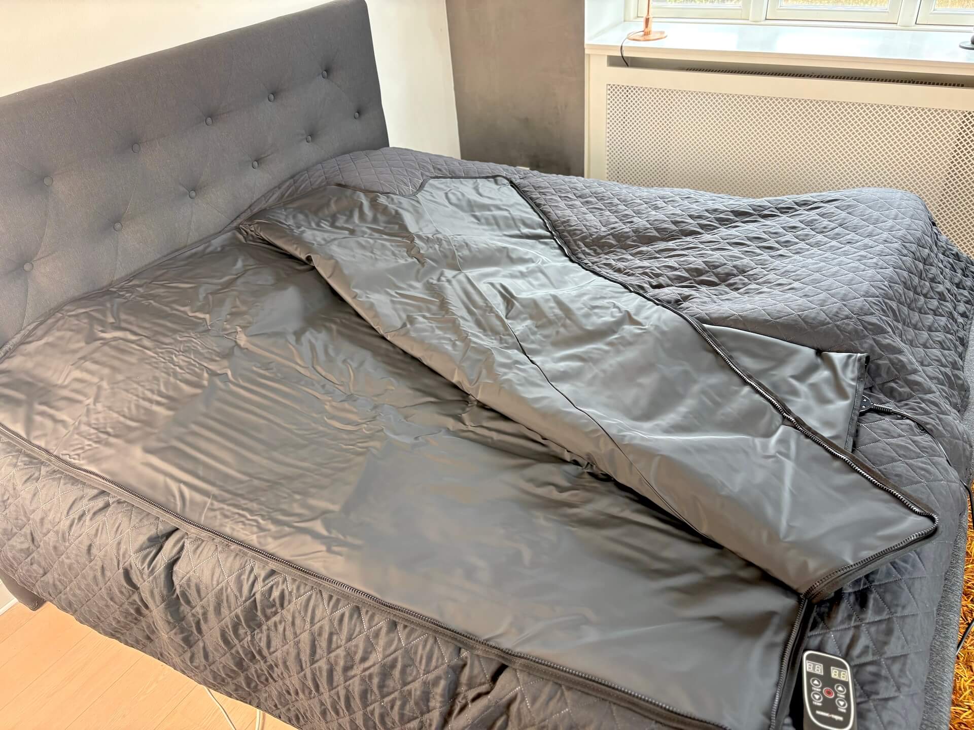 Åbnet Nordic Therm Luksus Infrarødt Saunatæppe på seng