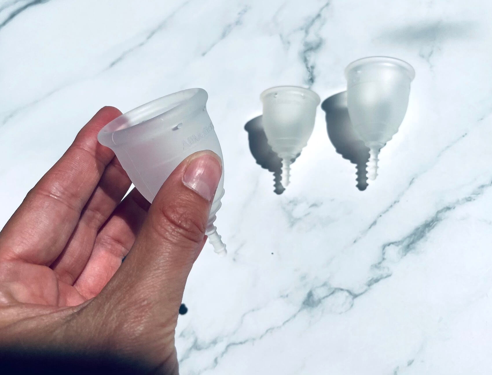 AllMatters menstruationskop i hånd