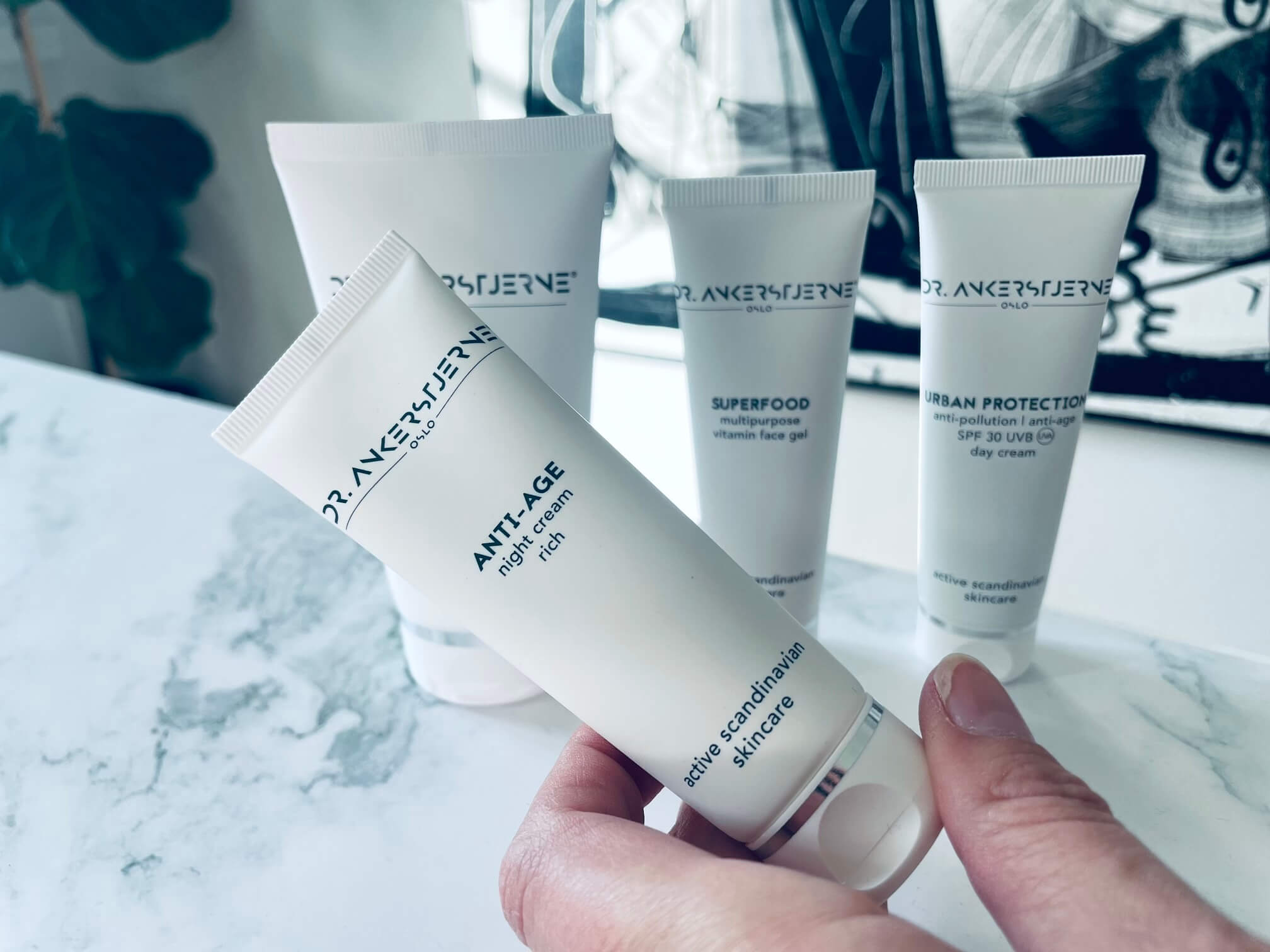 ANTI-AGE nightcream rich i hånd foran 3 andre produkter fra Dr. Ankerstjerne