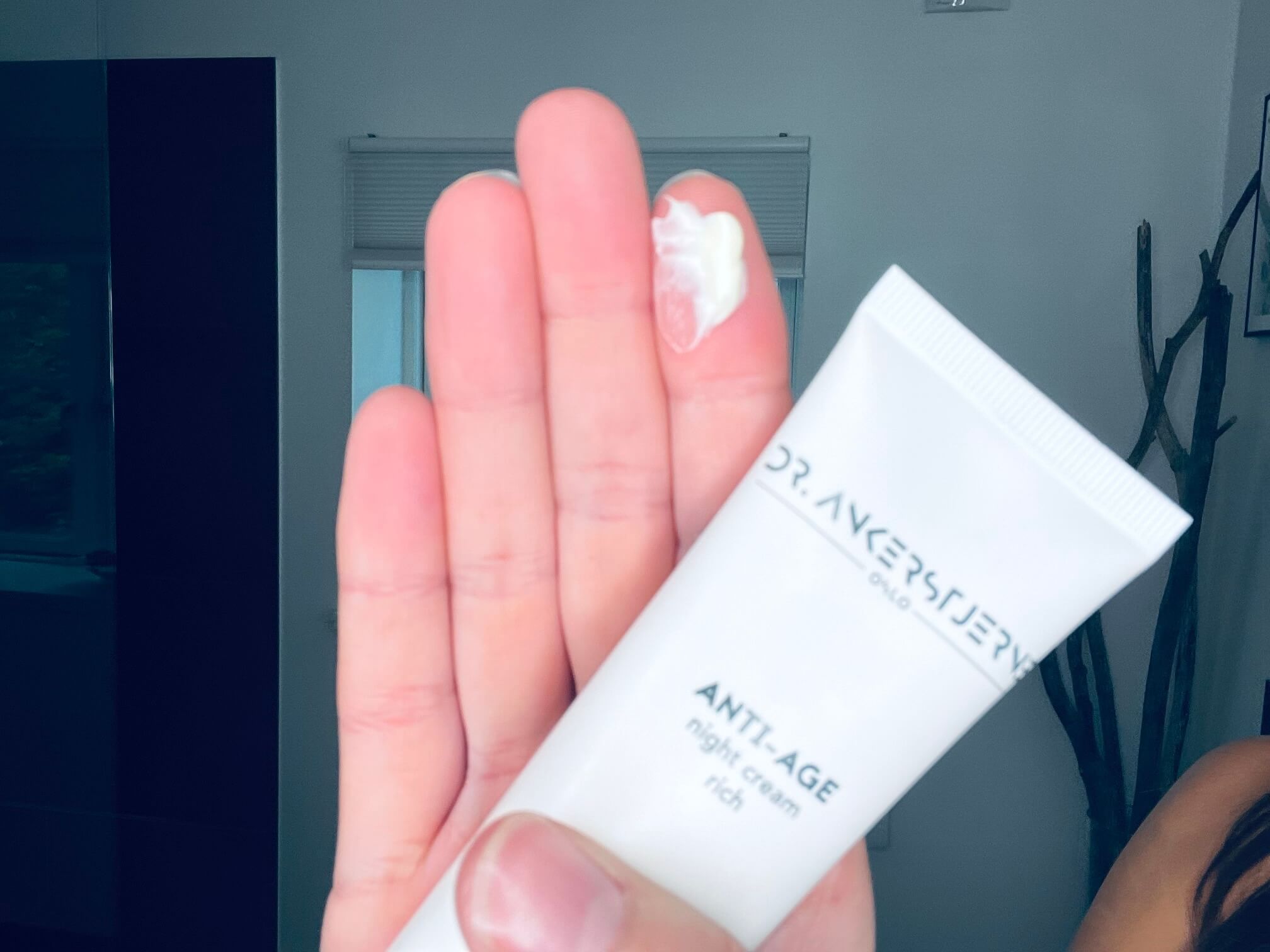 ANTI-AGE nightcream rich på finger