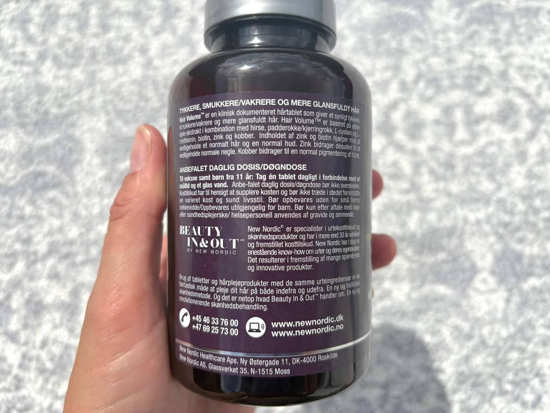 Anvendelse på bagside af New Nordic Hair Volume