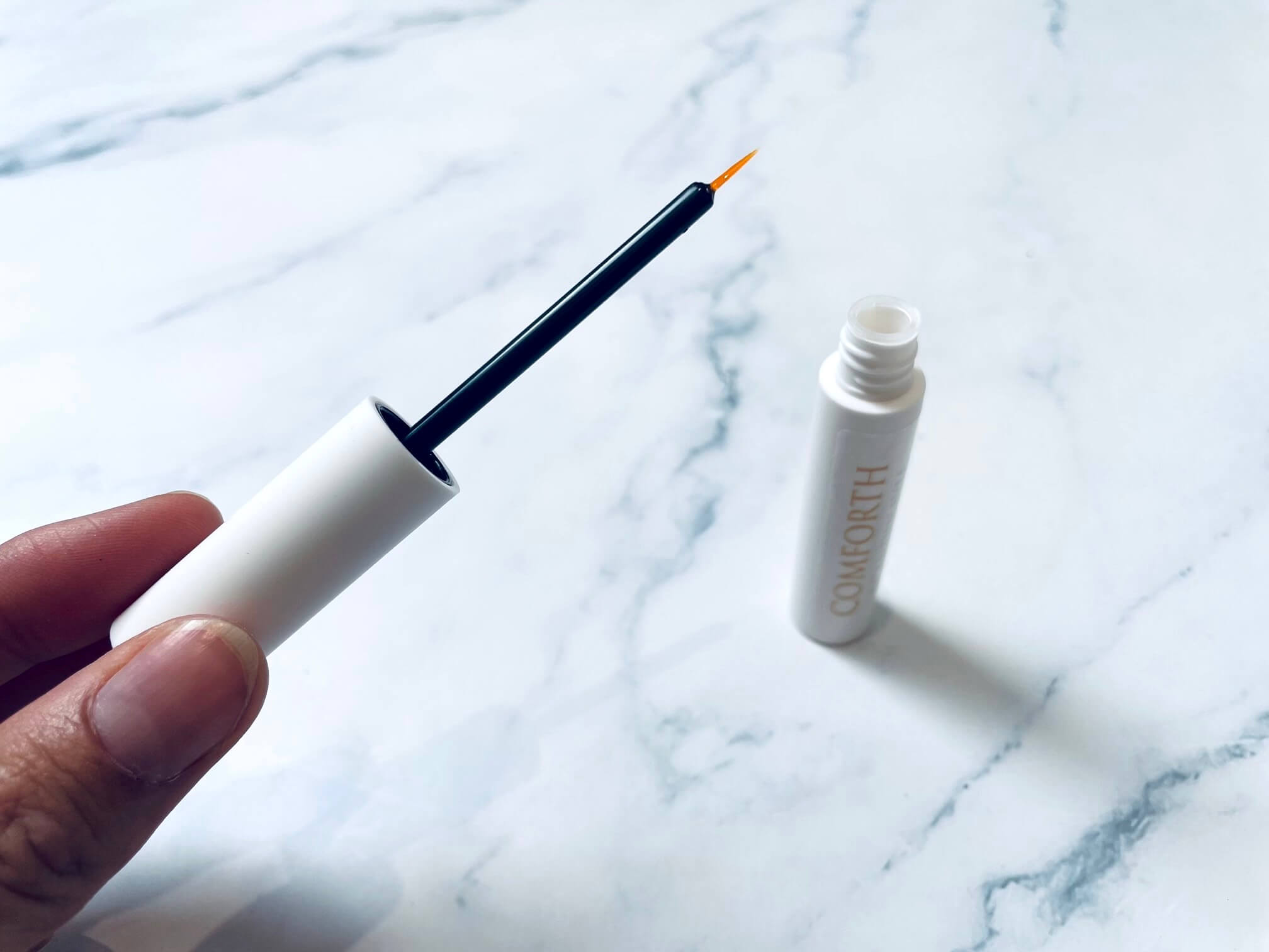 Applikator på Comforth Lash & Brow Growth Serum