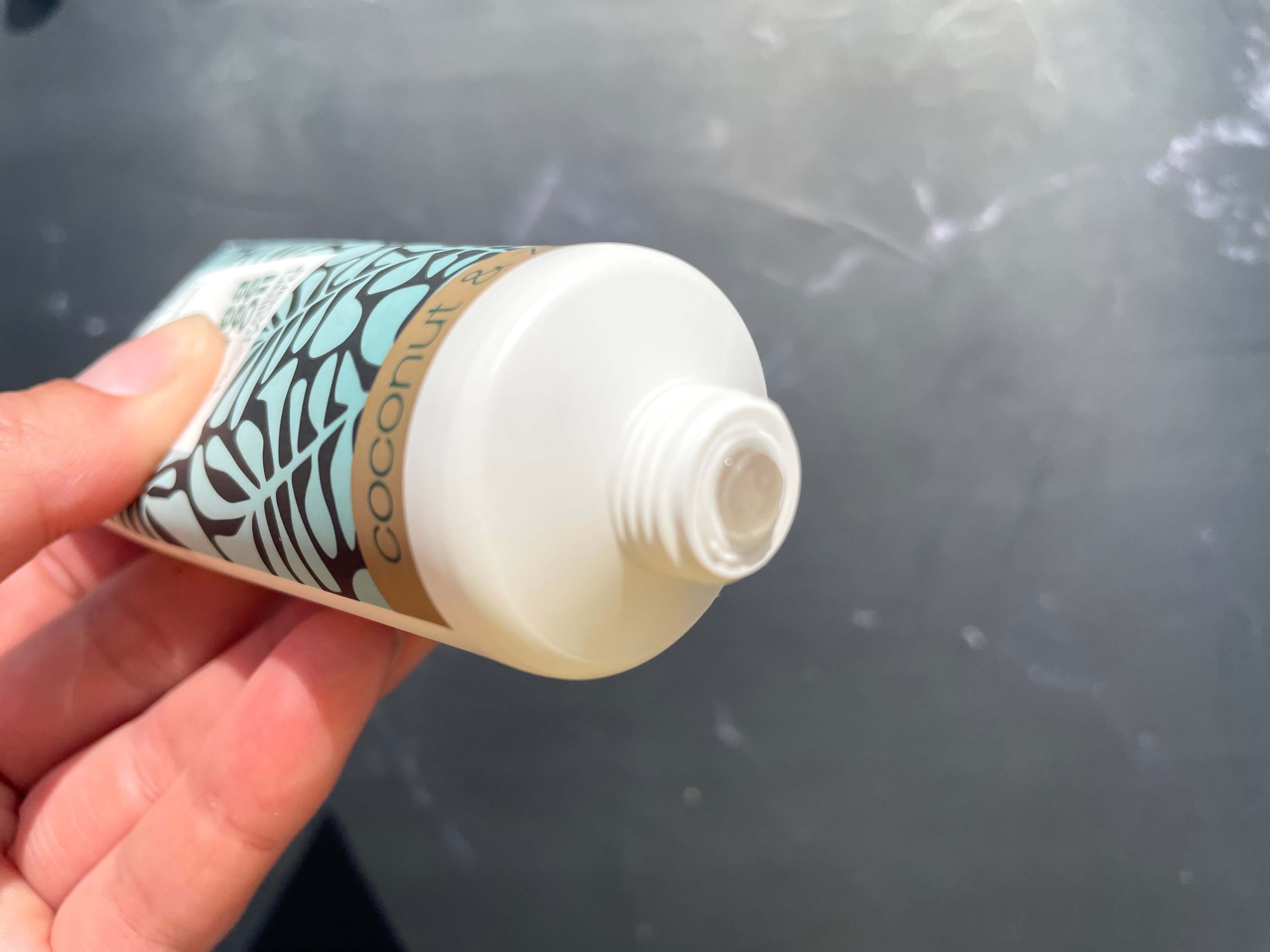 Åben Australian Bodycare tandpasta i hånd