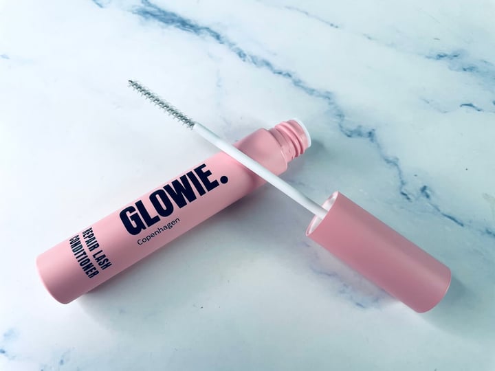 Åben Glowie Eyelash Conditioner på bord