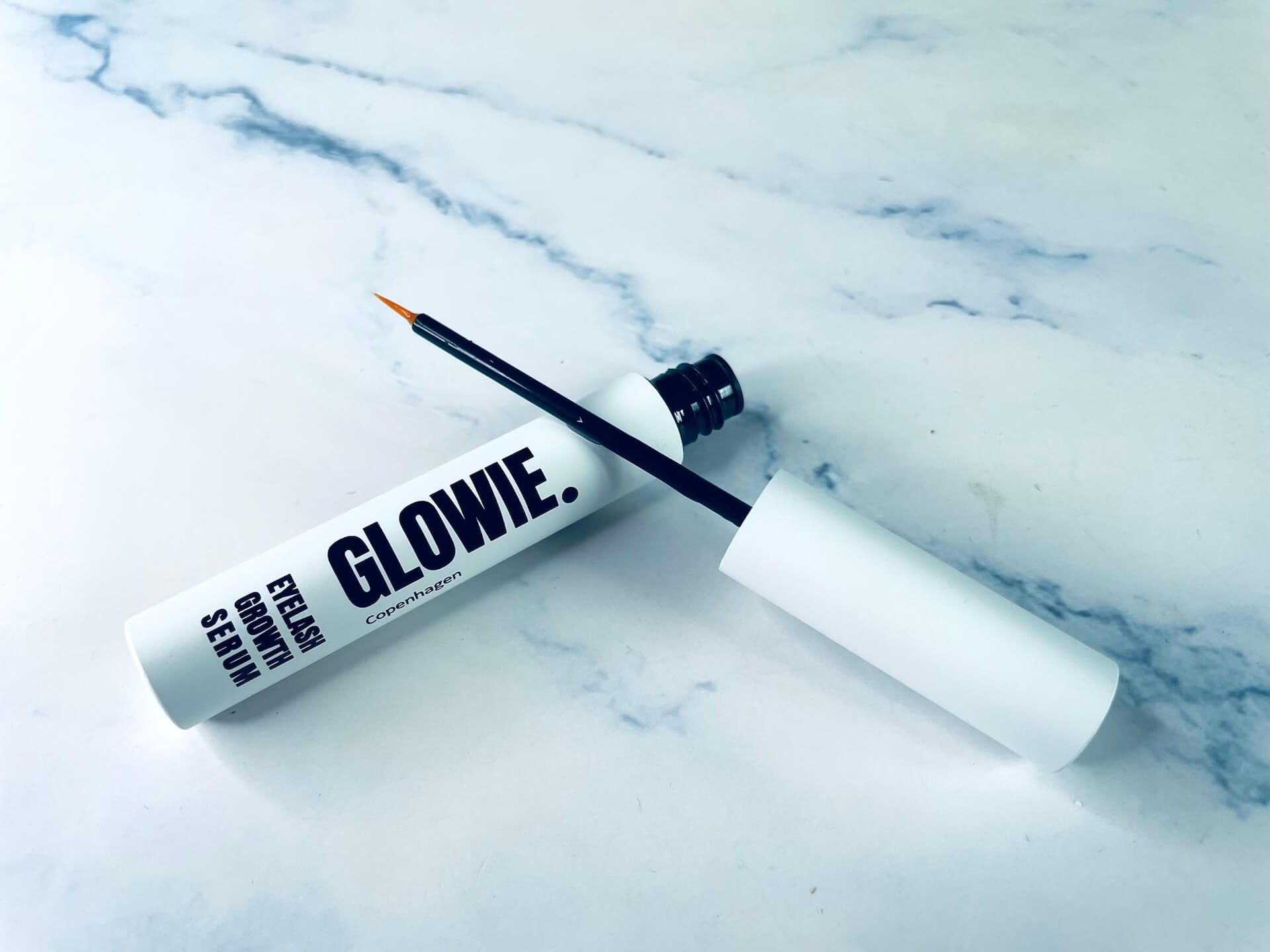 Åben Glowie Eyelash Growth Serum på bord