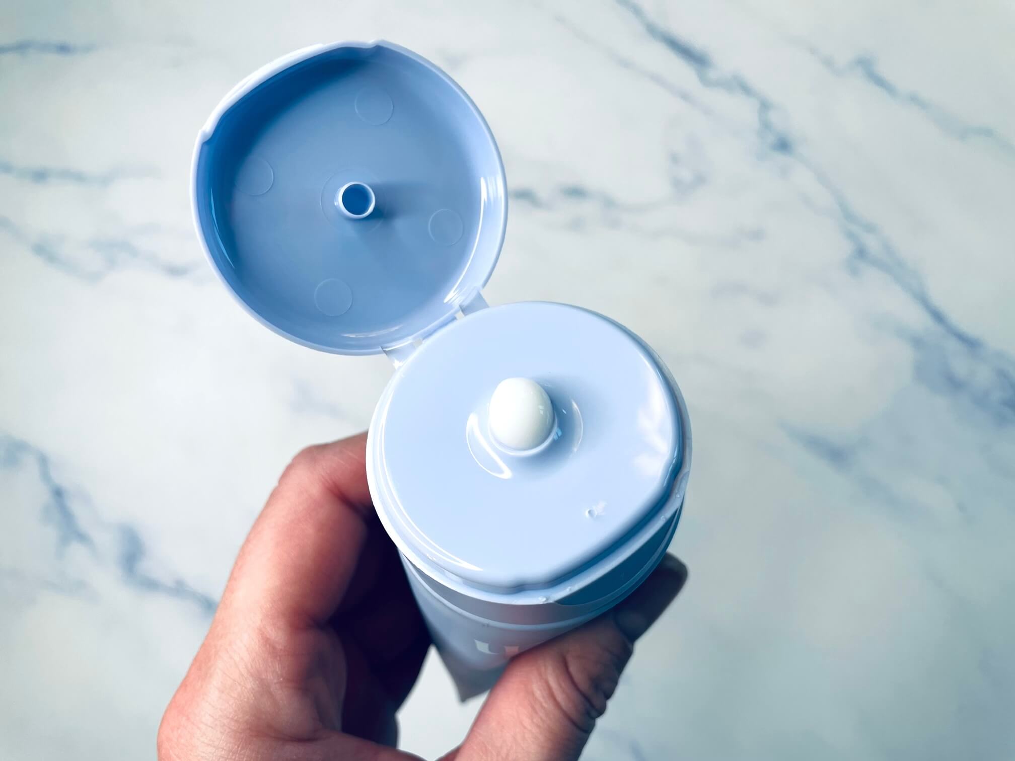 Åben Heavenly Smooth Leave-In Cream med glattecreme der kommer ud