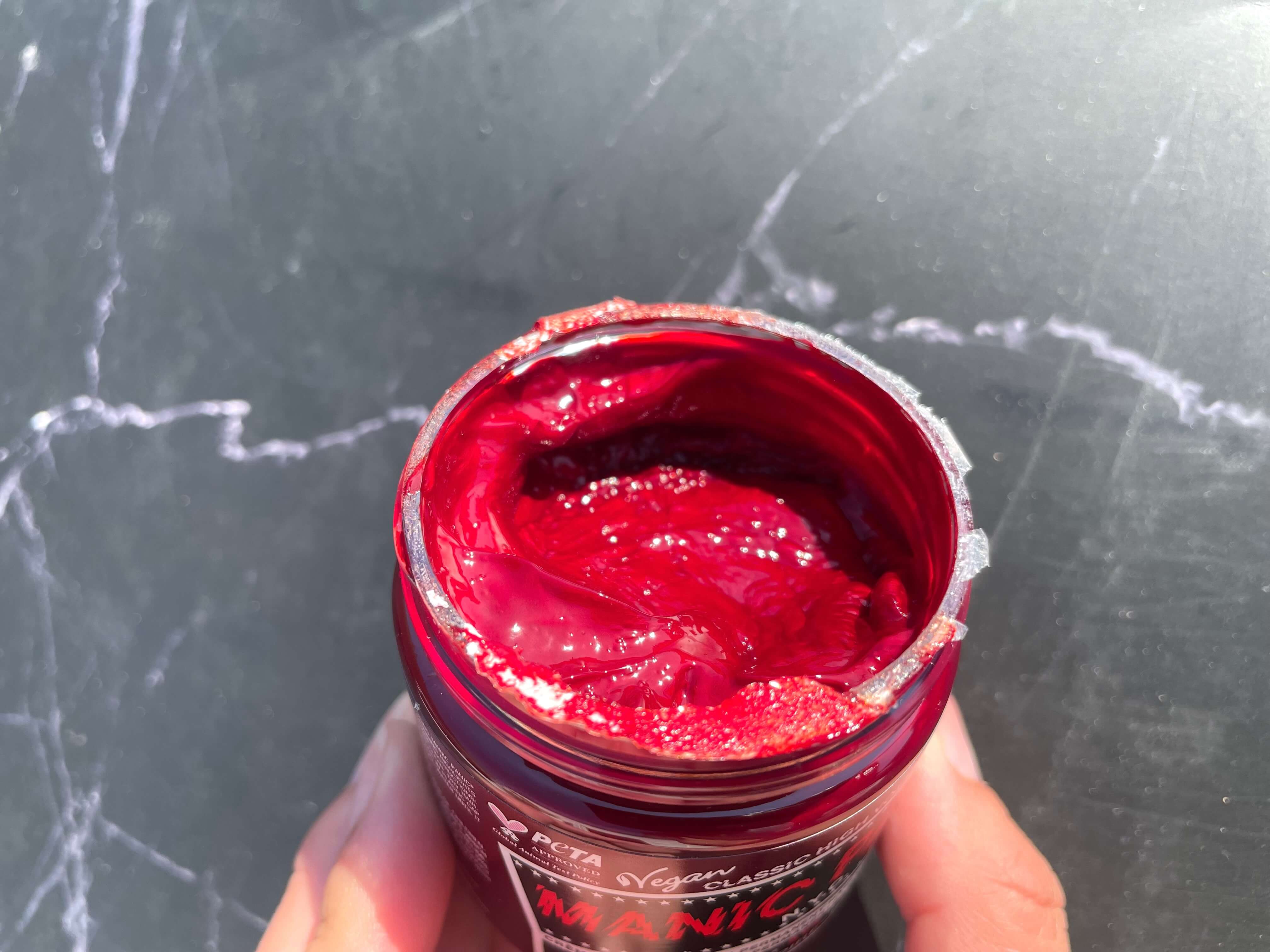 Åben Manic Panic Semi-Permanent Hårfarve i vampire red i hånd