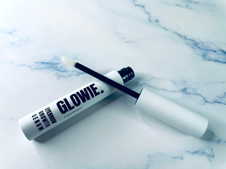 Åben på Glowie Eyebrow Growth Serum på bord