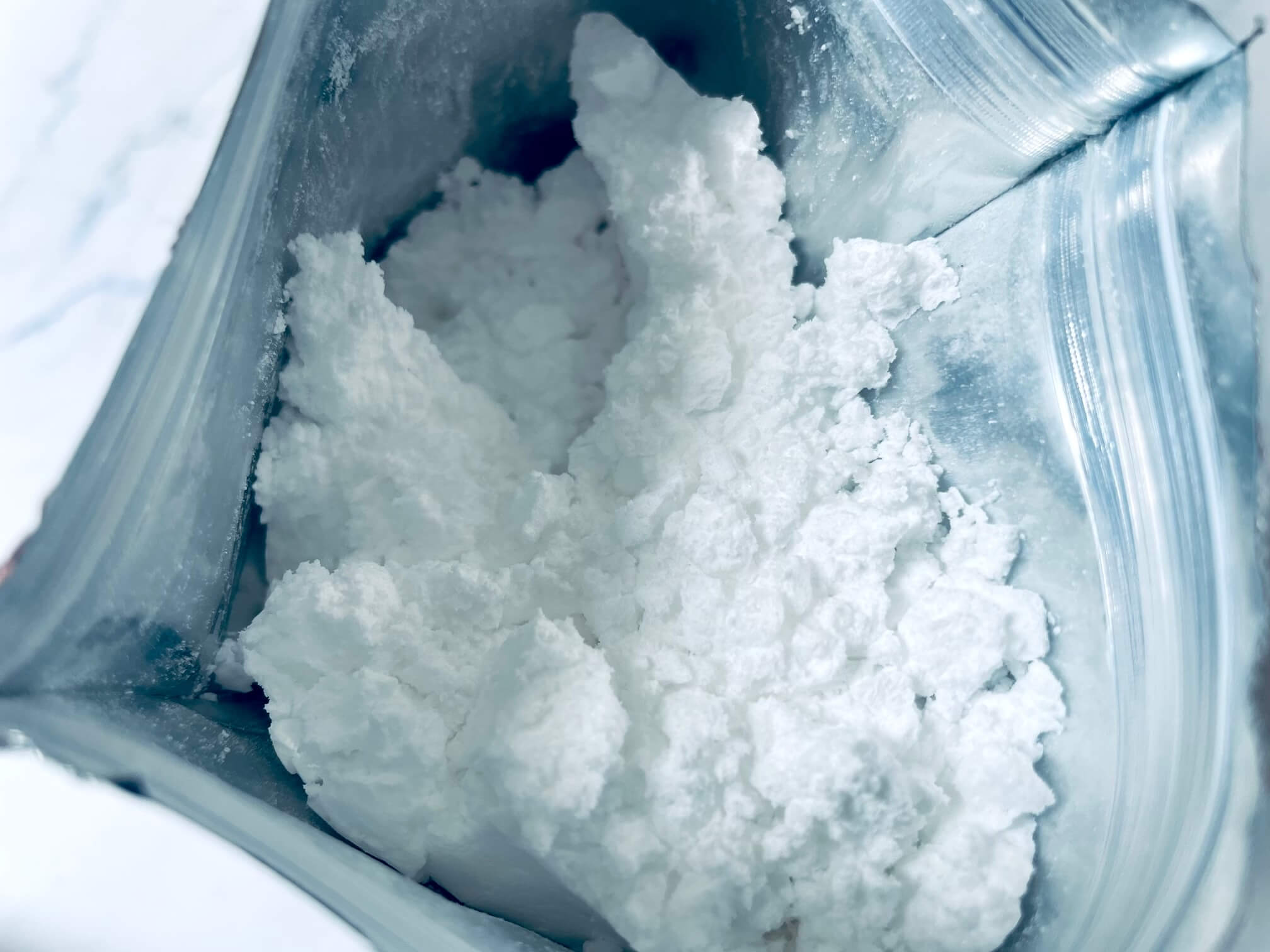Åben pose med Kreatin Monohydrat Pulver fra Weightworld