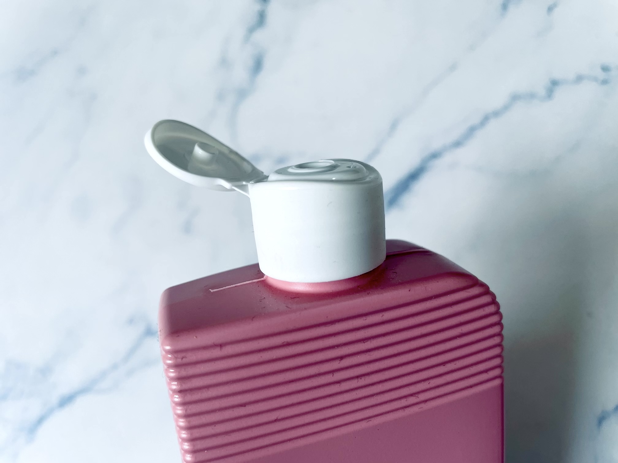 Åbent låg på Hairlust Split Fix shampoo