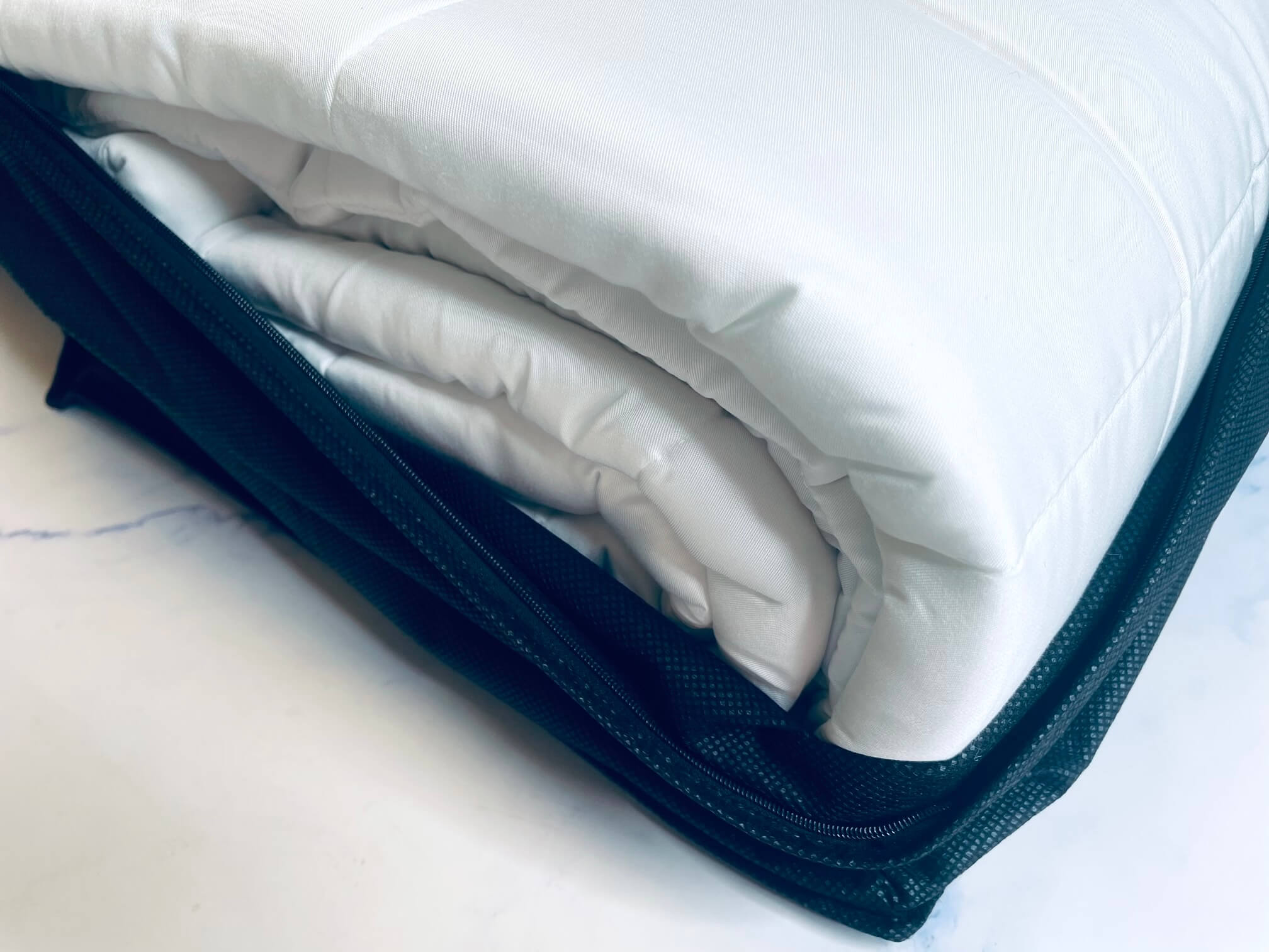 Åbnet stofpose med Comforth tyngdedyne i