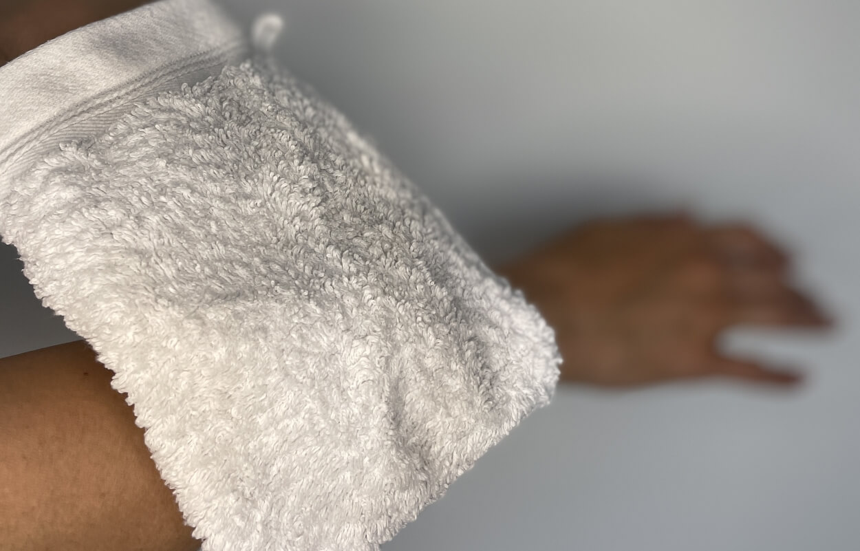 Arm eksfolieres inden påføring af Sunspa selvbruner spray
