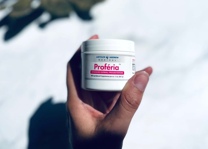 Arthur Andrew Medical Proferia progesteron creme i hånd