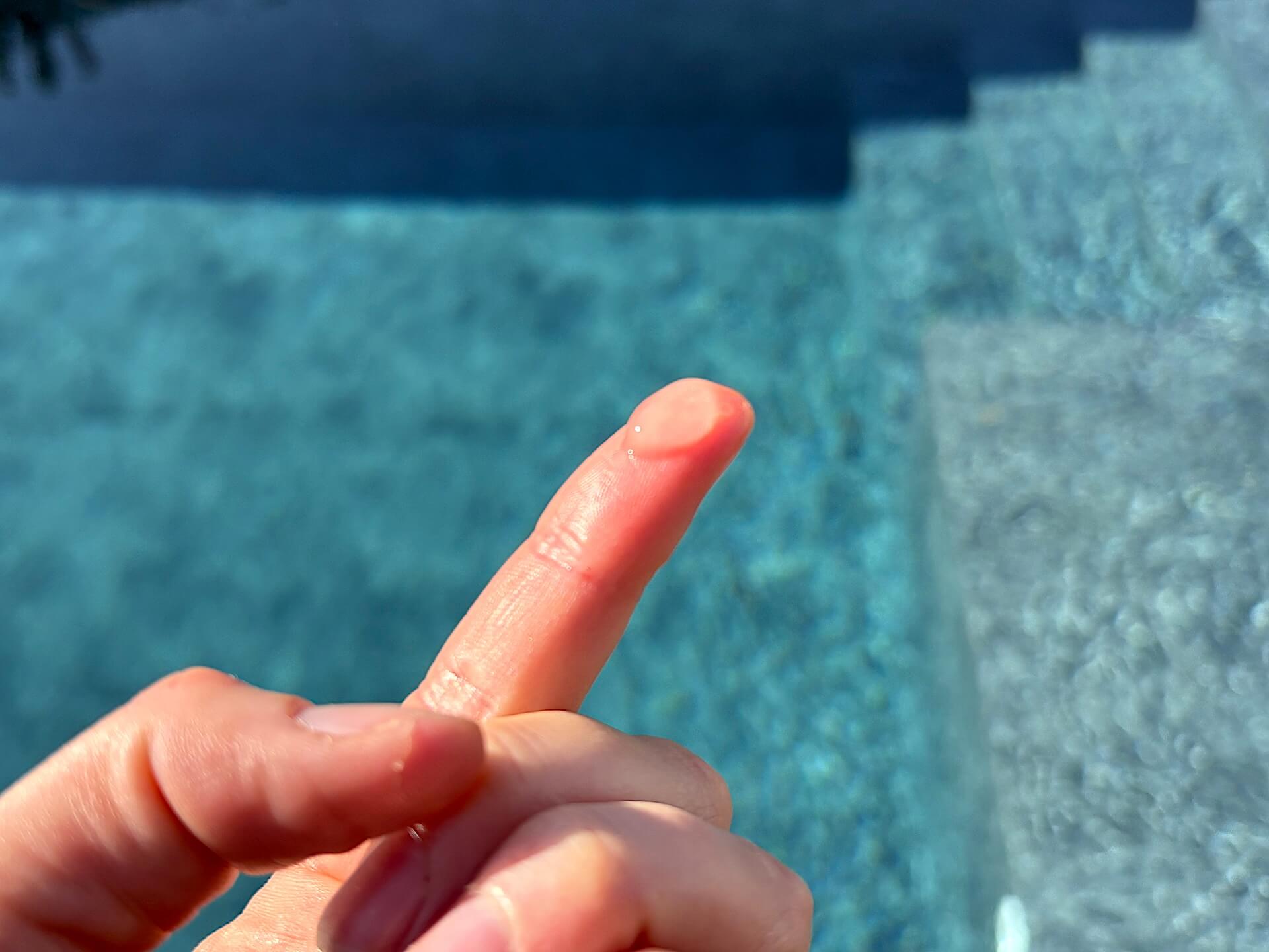 Australian Bodycare Aloe Vera Gel på finger