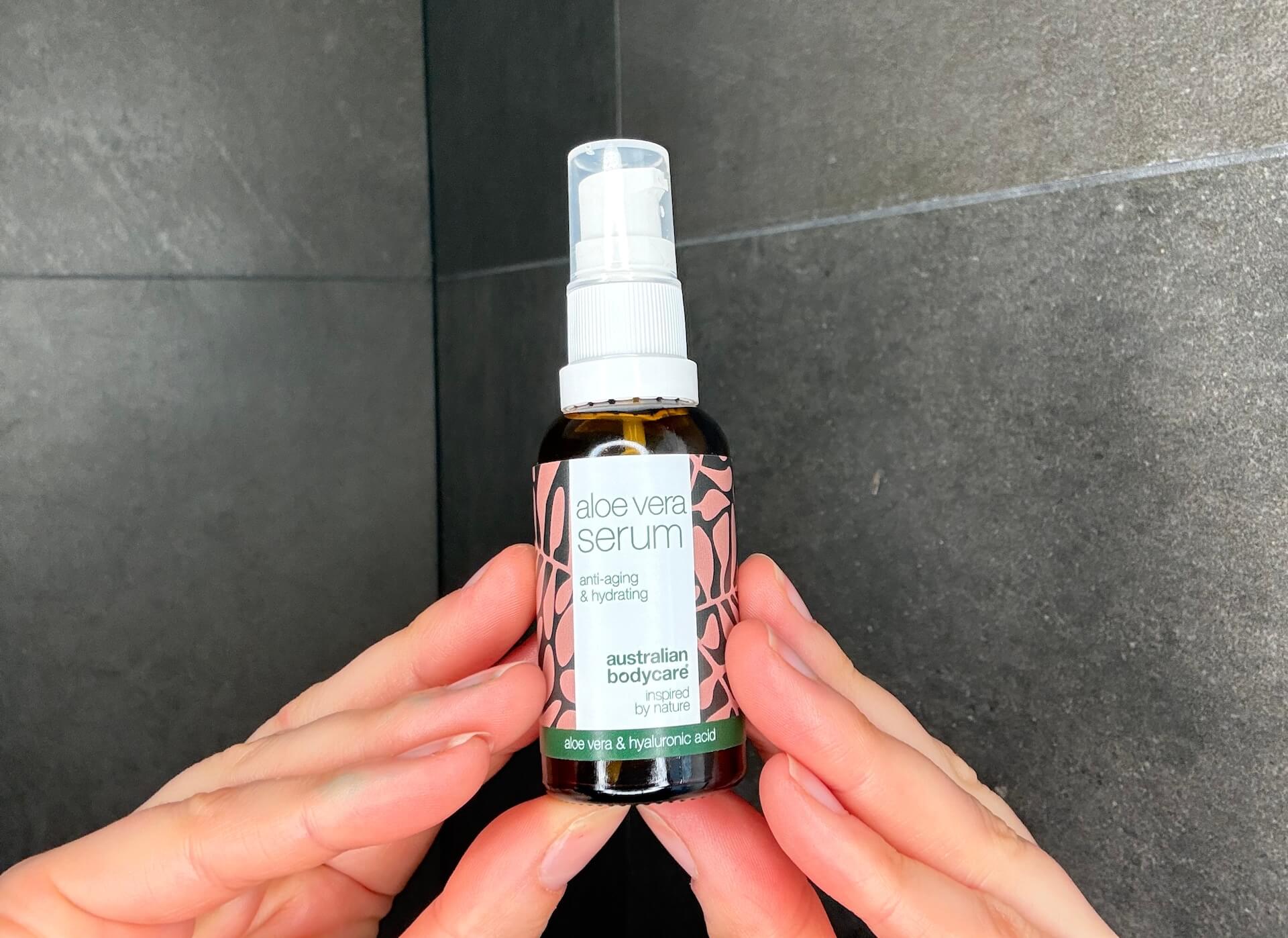 Australian Bodycare Aloe Vera Serum i to hænder