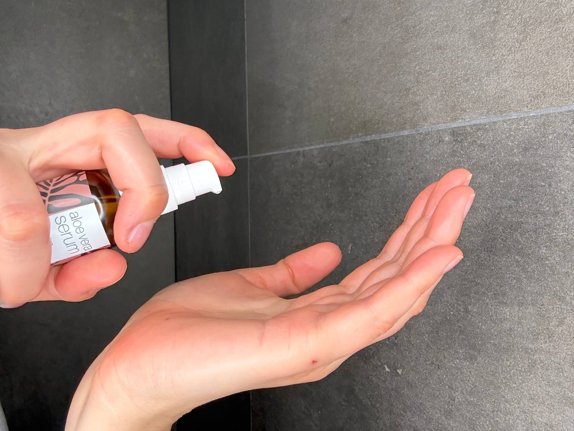 Australian Bodycare Aloe Vera Serum trykkes ud i hånd