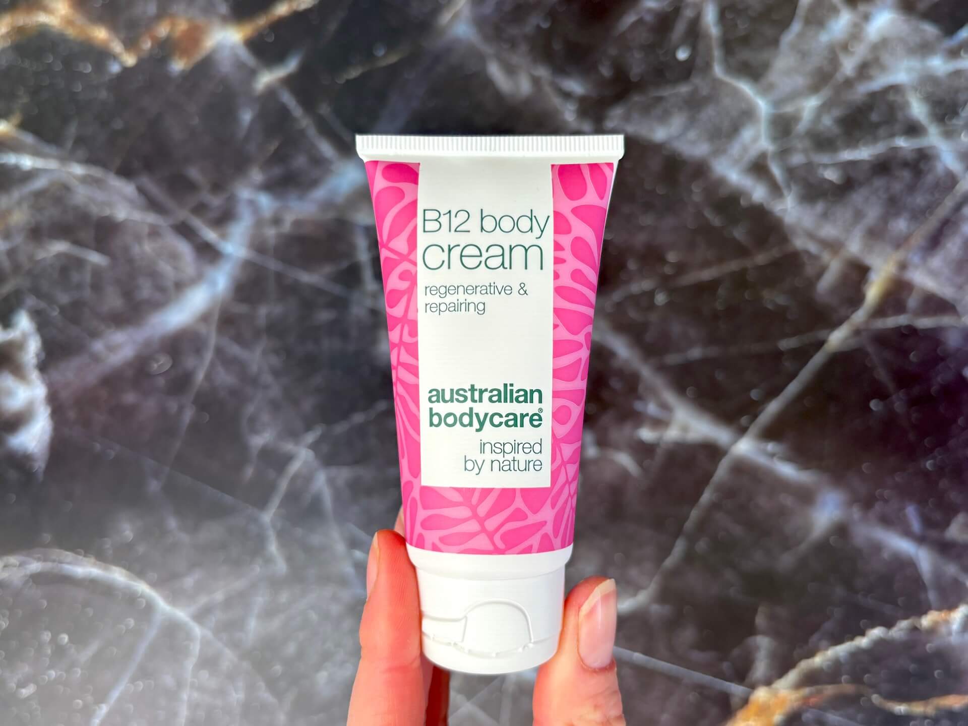 Australian Bodycare B12 Body Cream i hånd