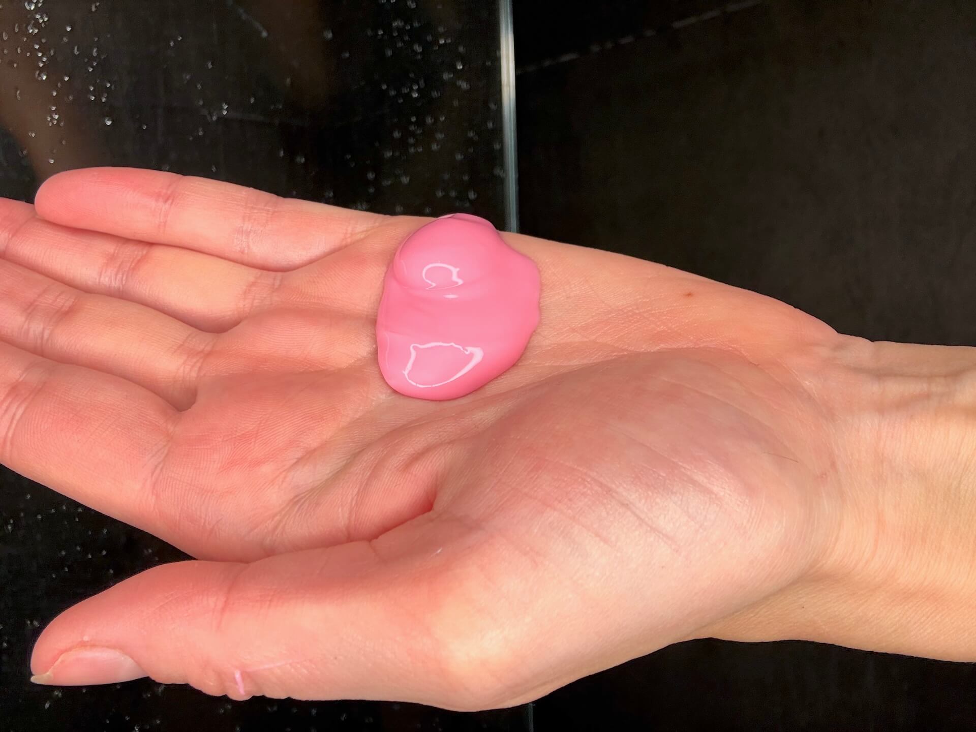 Australian Bodycare B12 Body Lotion i hånd