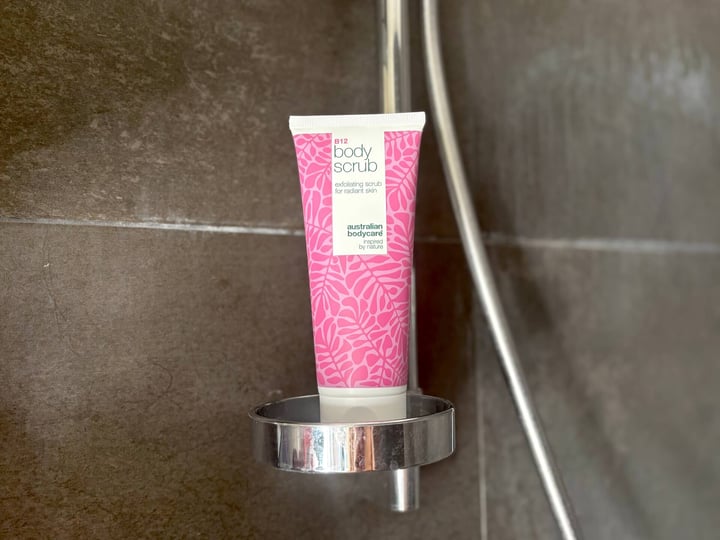 Australian Bodycare B12 Body Scrub i brusekabine