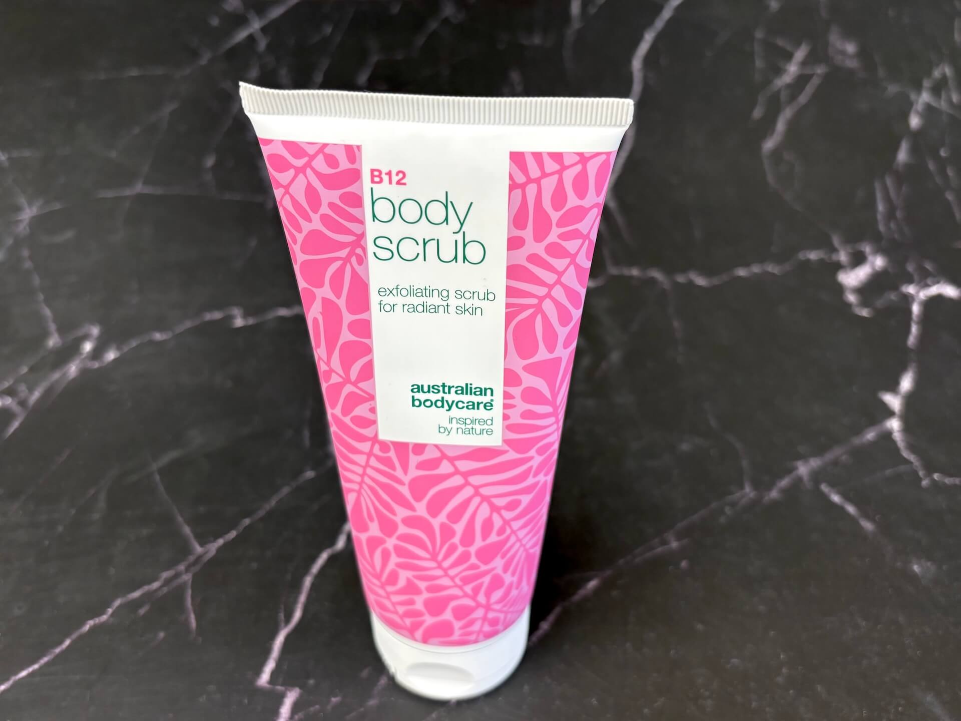 Australian Bodycare B12 Body Scrub på bord