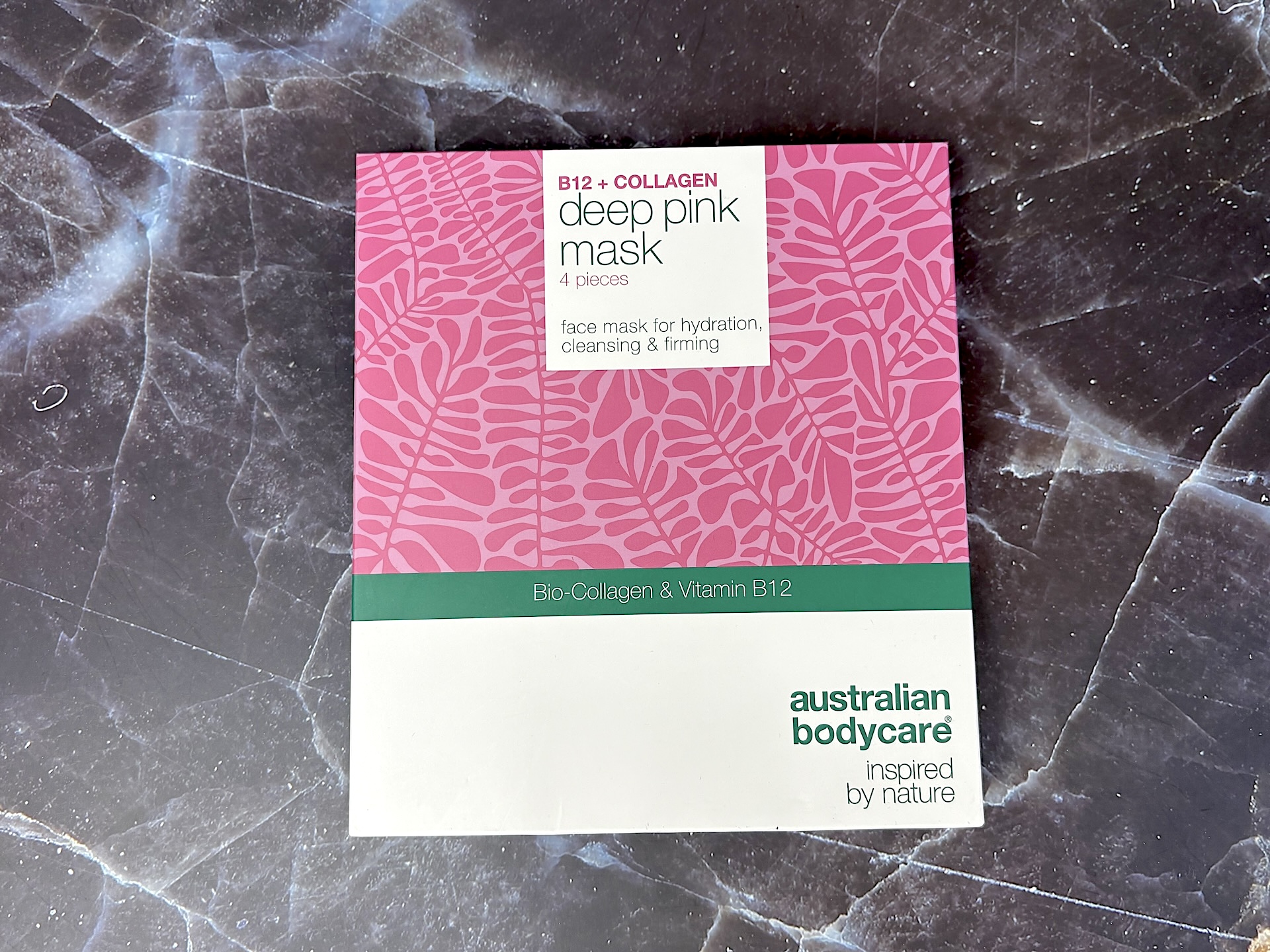 Australian Bodycare B12 + Collagen Deep Pink Mask på bord
