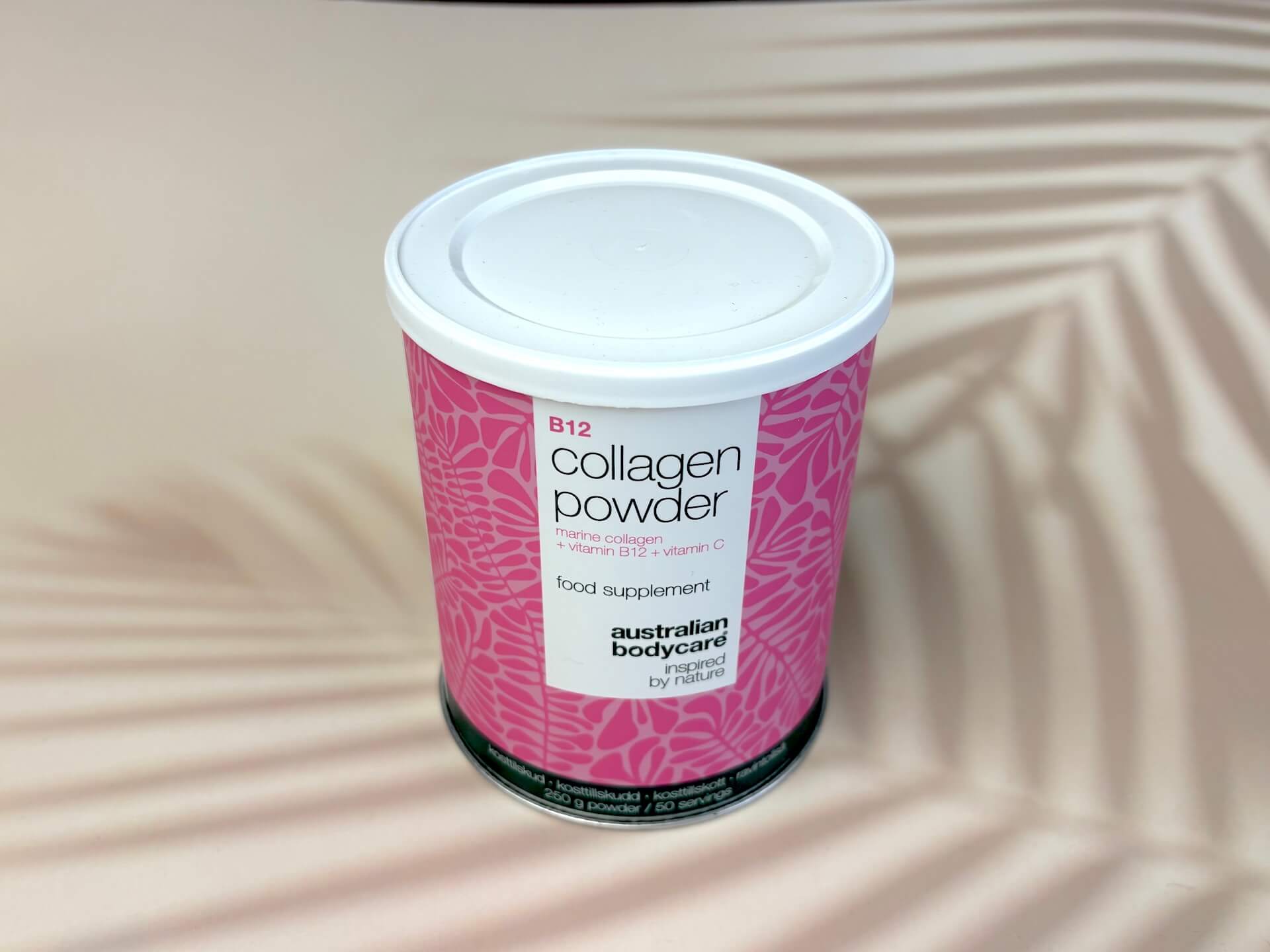 Australian Bodycare B12 Collagen Powder i bøtte på bord
