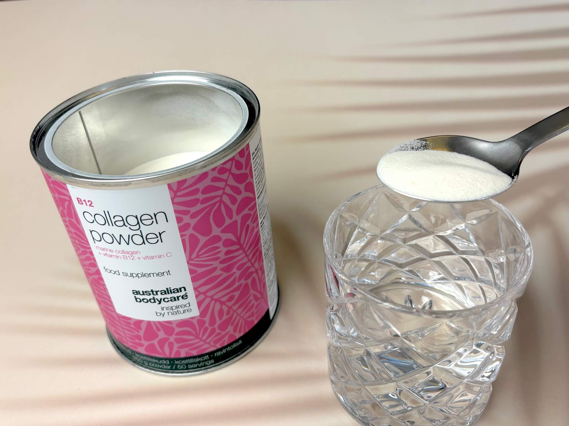 Australian Bodycare B12 Collagen Powder kommes i vand