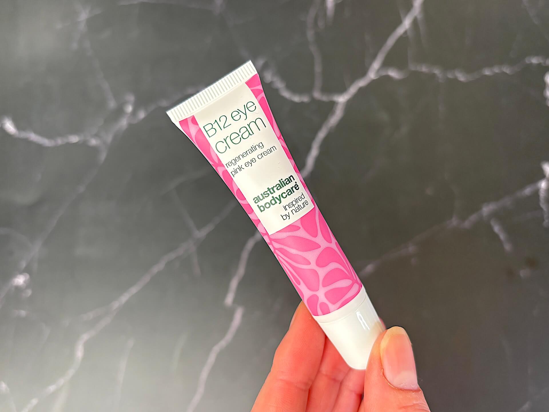 Australian Bodycare B12 Eye Cream i hånd