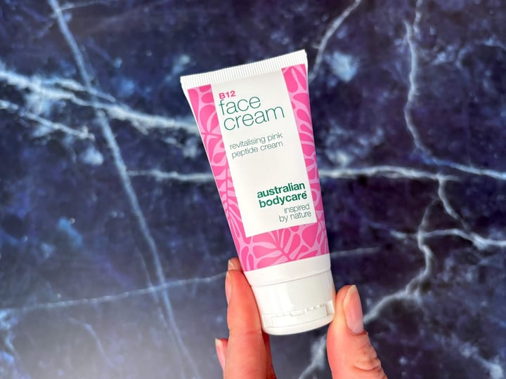 Australian Bodycare B12 Face Cream i hånd