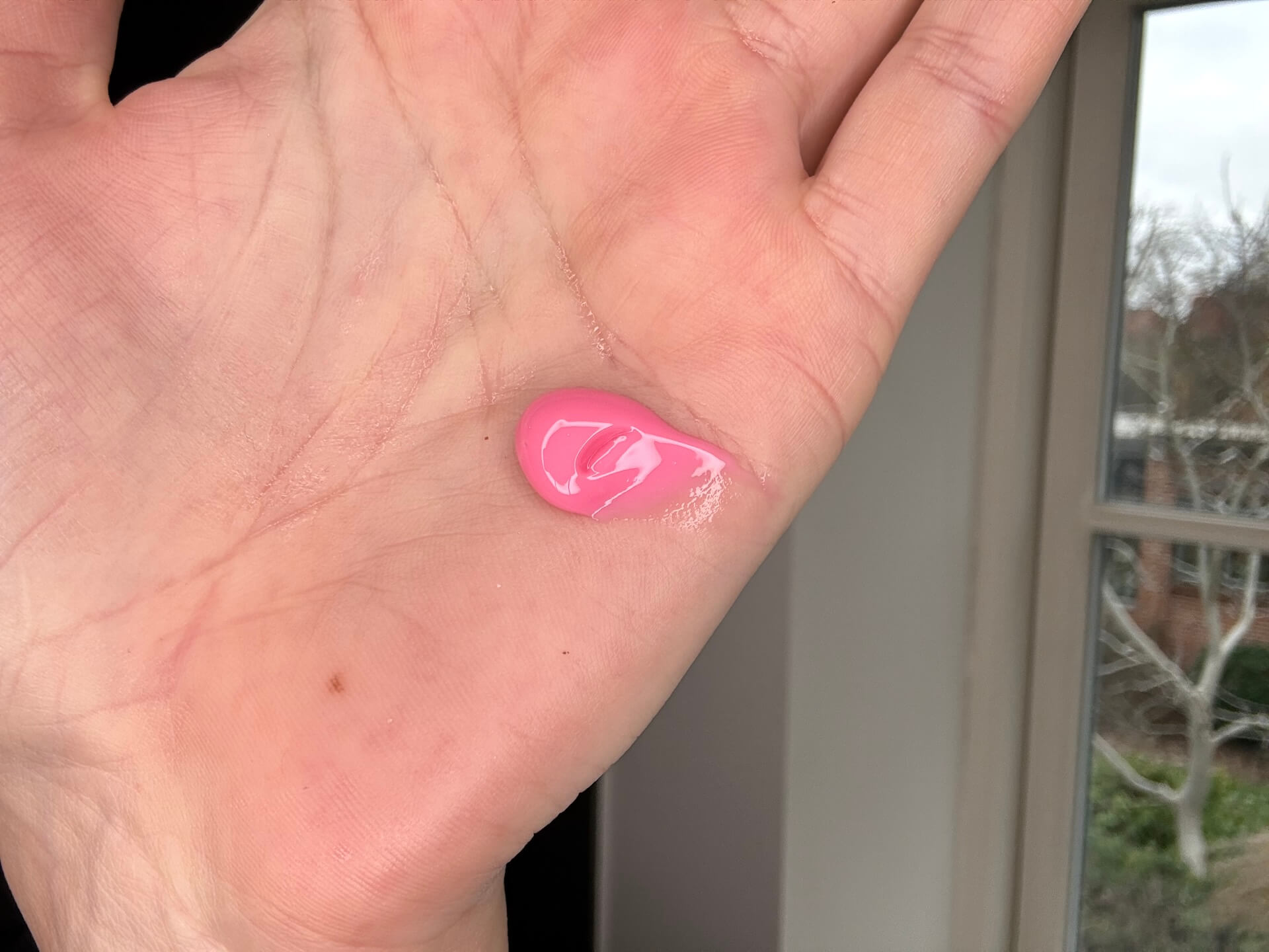 Australian Bodycare B12 Face Cream trykket ud i hånd