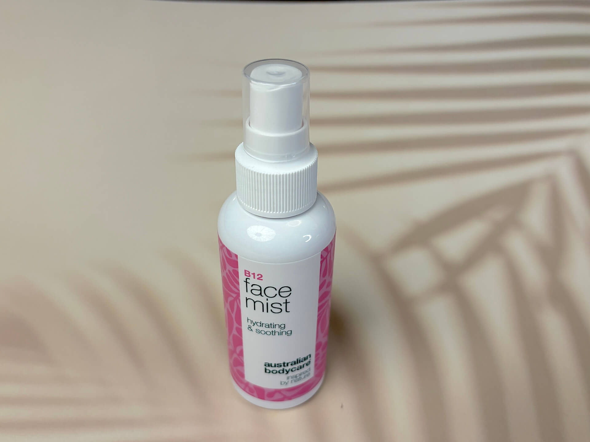 Australian Bodycare B12 Face Mist på bord