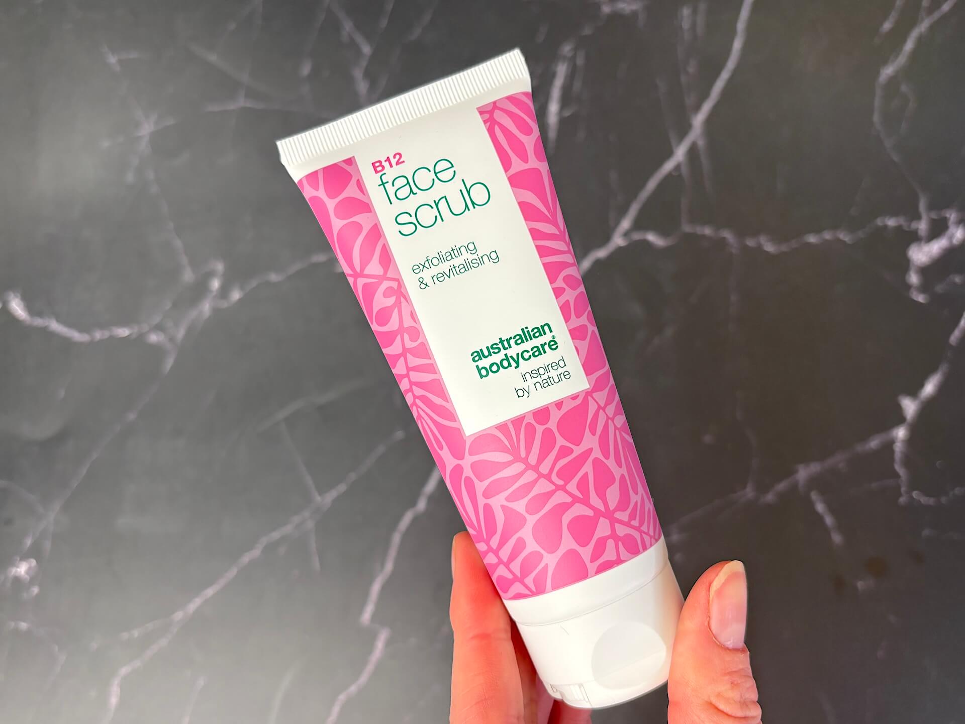 Australian Bodycare B12 Face Scrub i hånd