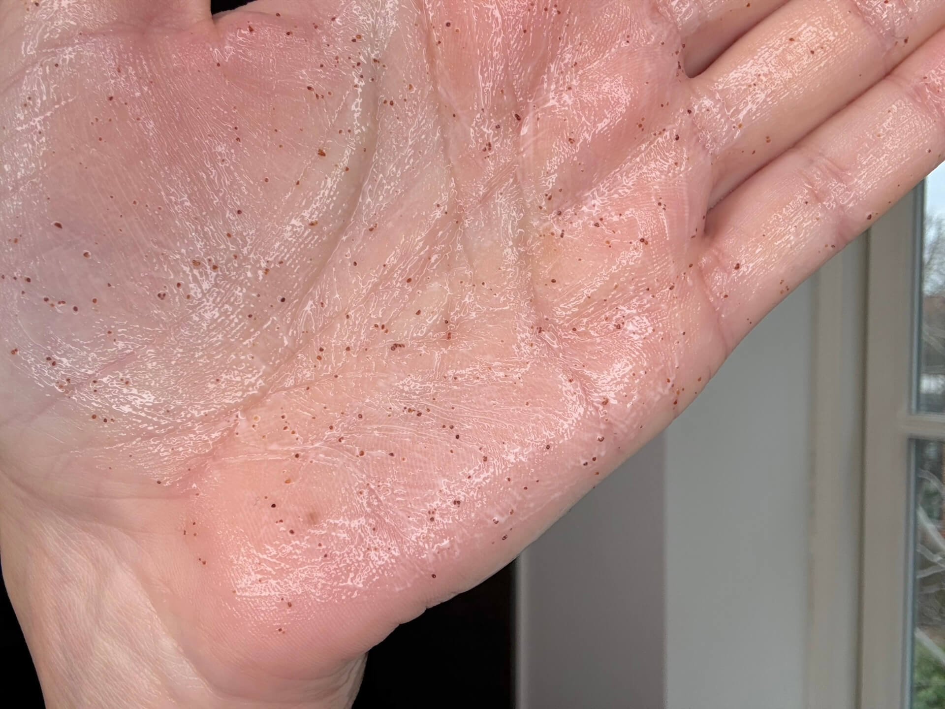 Australian Bodycare B12 Face Scrub skrubbet op i hånd