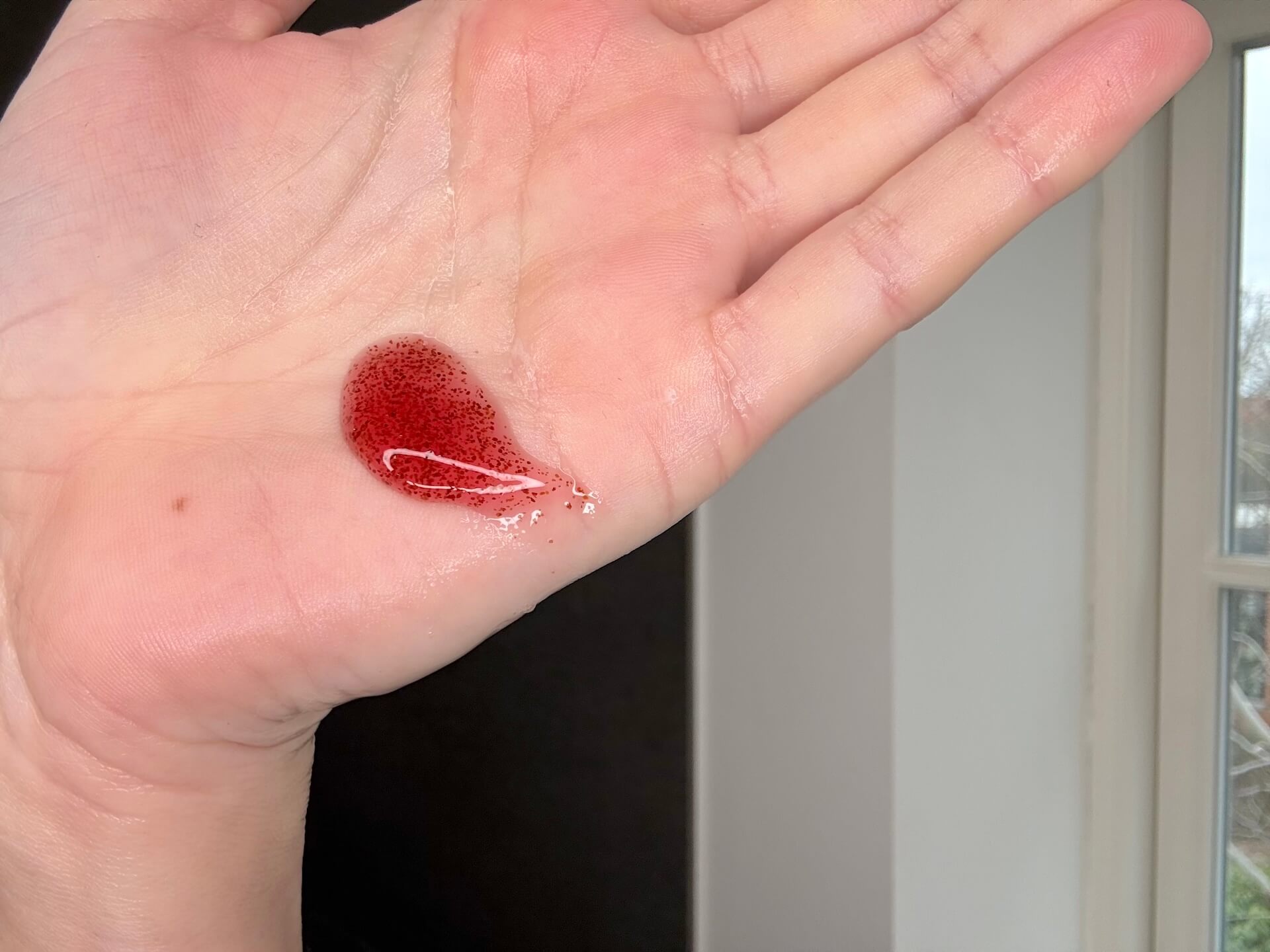 Australian Bodycare B12 Face Scrub trykket ud i hånd
