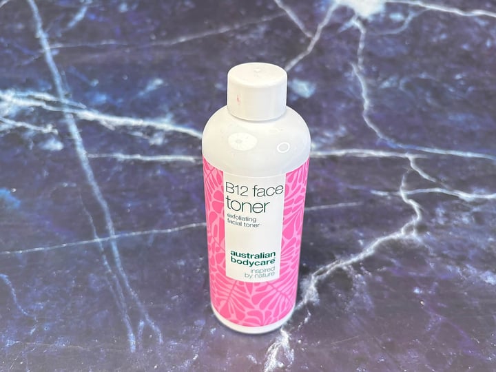 Australian Bodycare B12 Face Toner på bord
