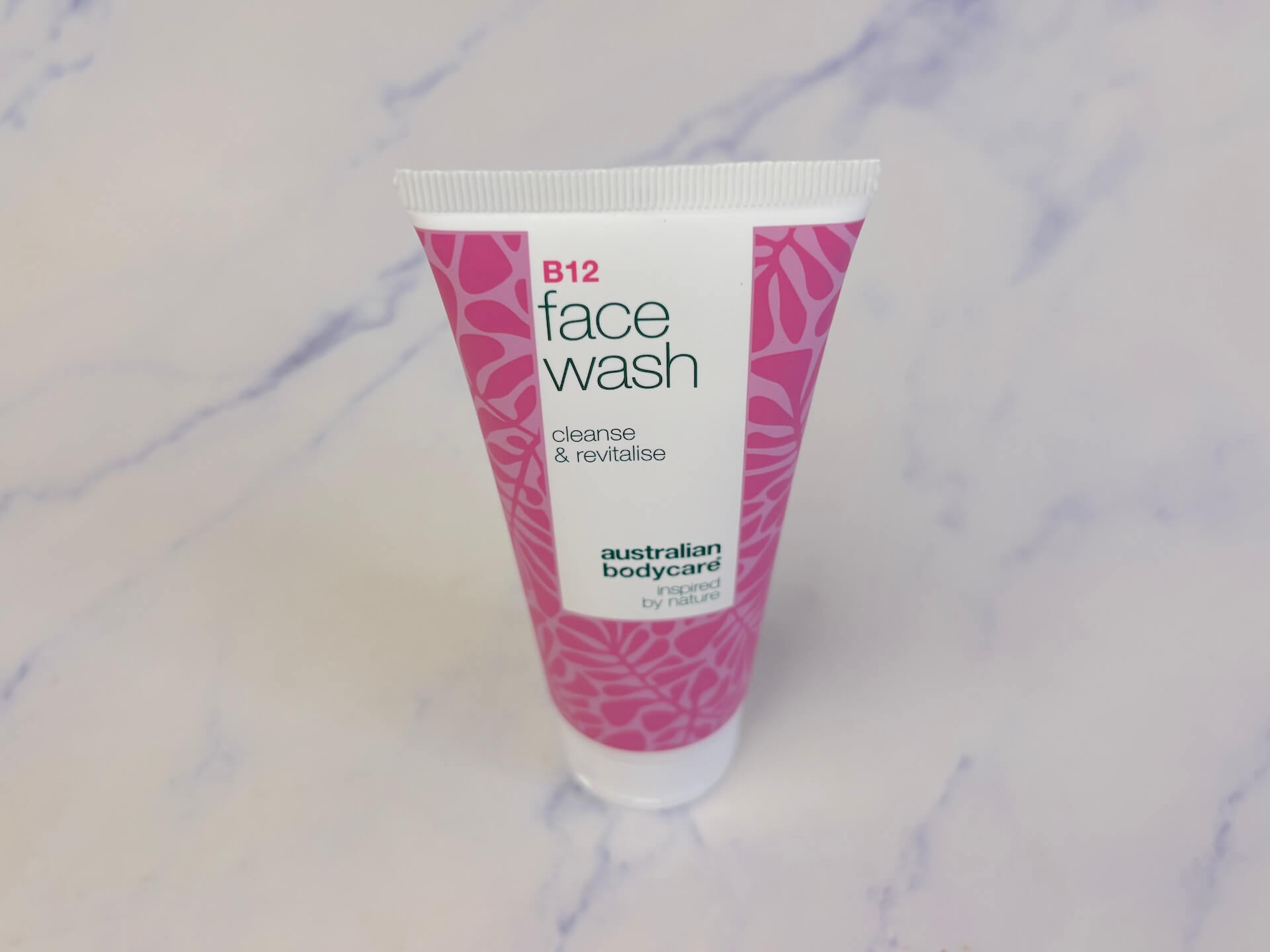 Australian Bodycare B12 Face Wash på bord