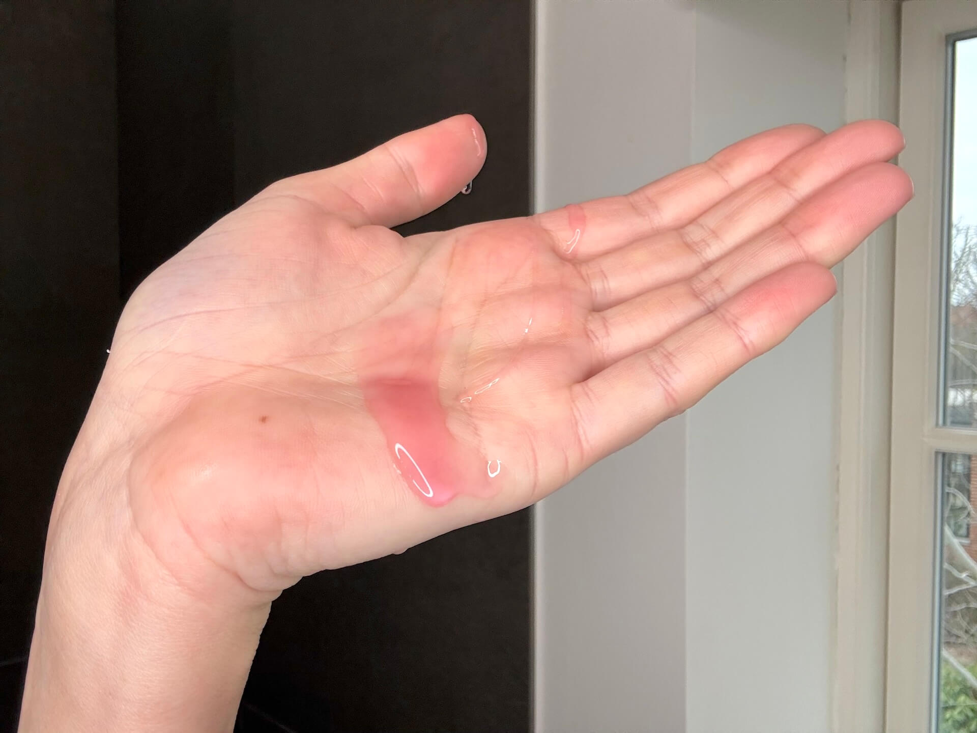 Australian Bodycare B12 Face Wash trykket ud i hånd