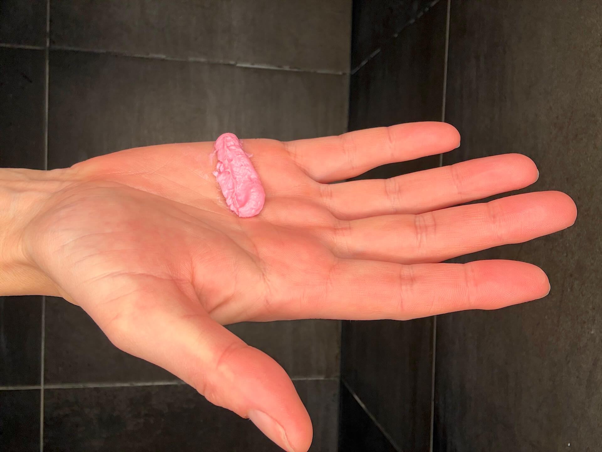 Australian Bodycare B12 Foot Cream trykket ud i hånd