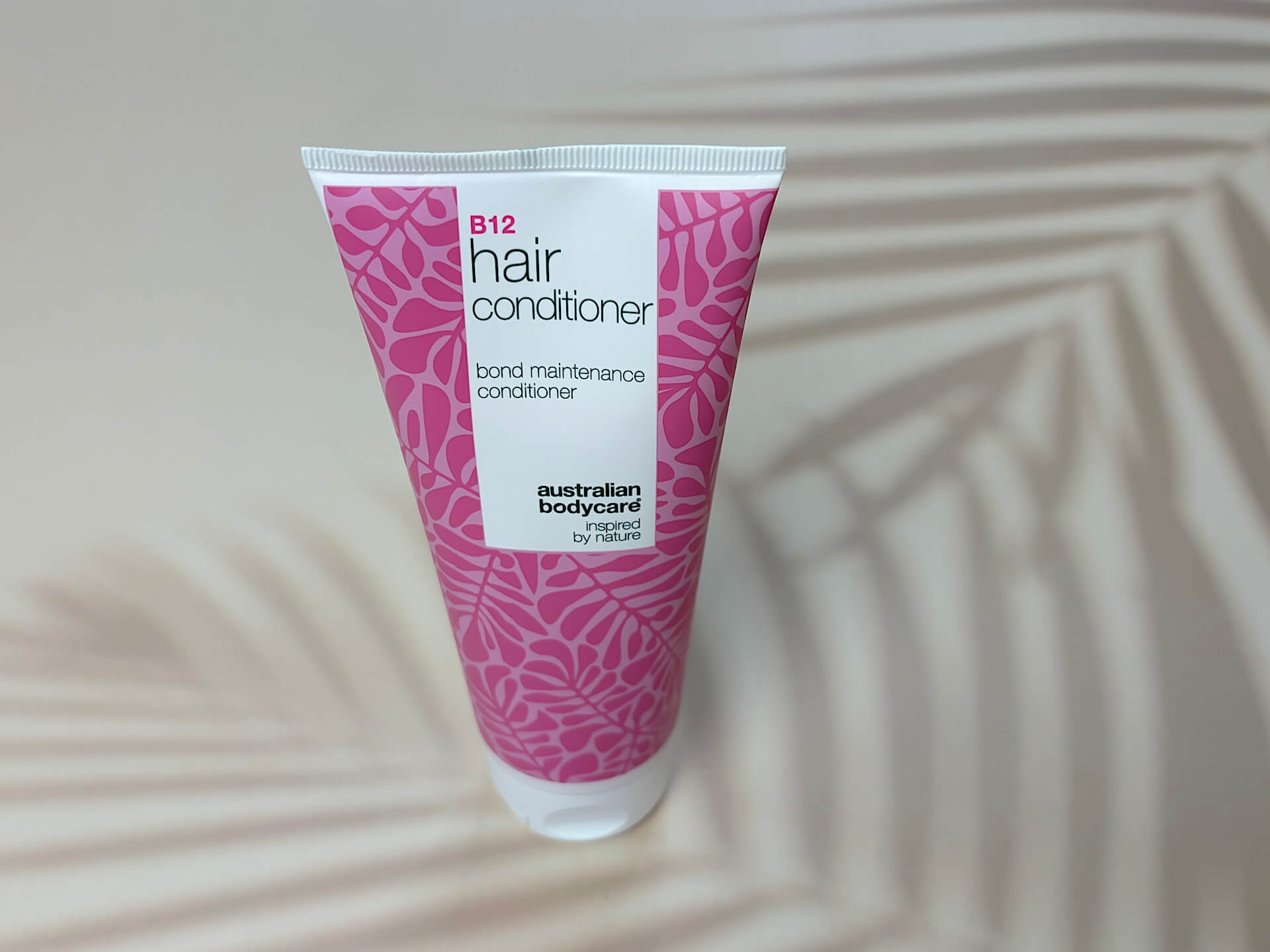 Australian Bodycare B12 Hair Conditioner på bord