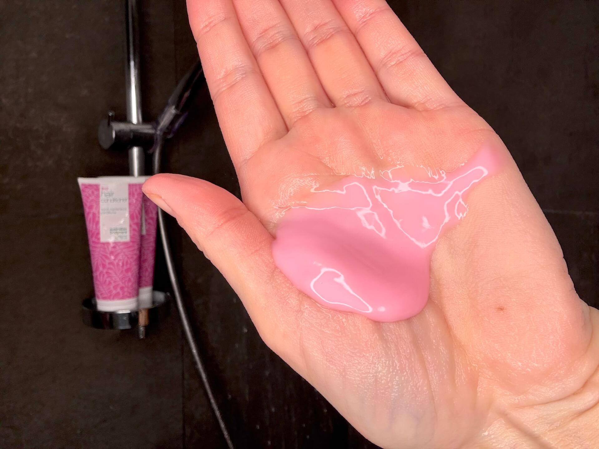 Australian Bodycare B12 Hair Conditioner trykket ud i hånd